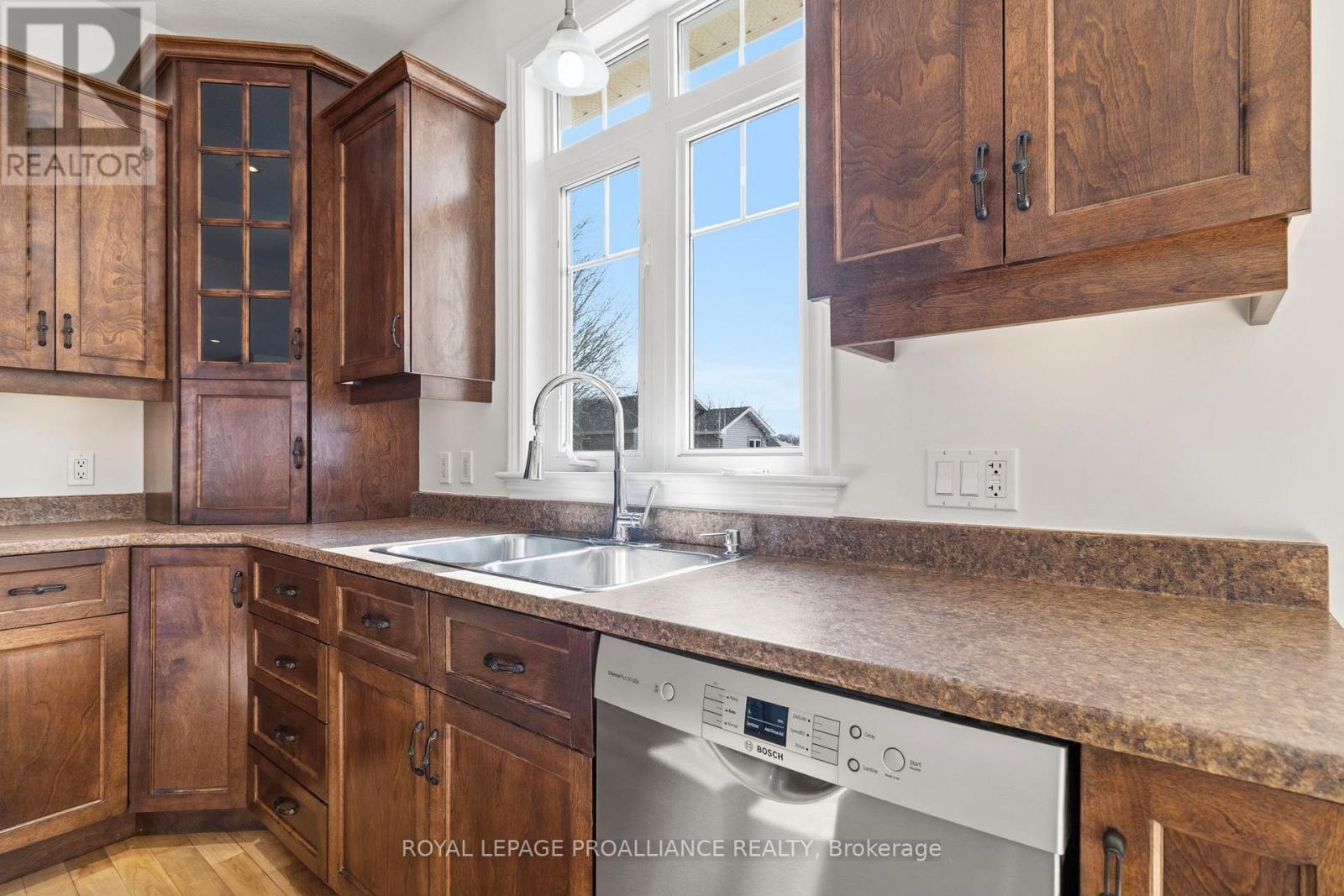 403 BROCK STREET W - 14