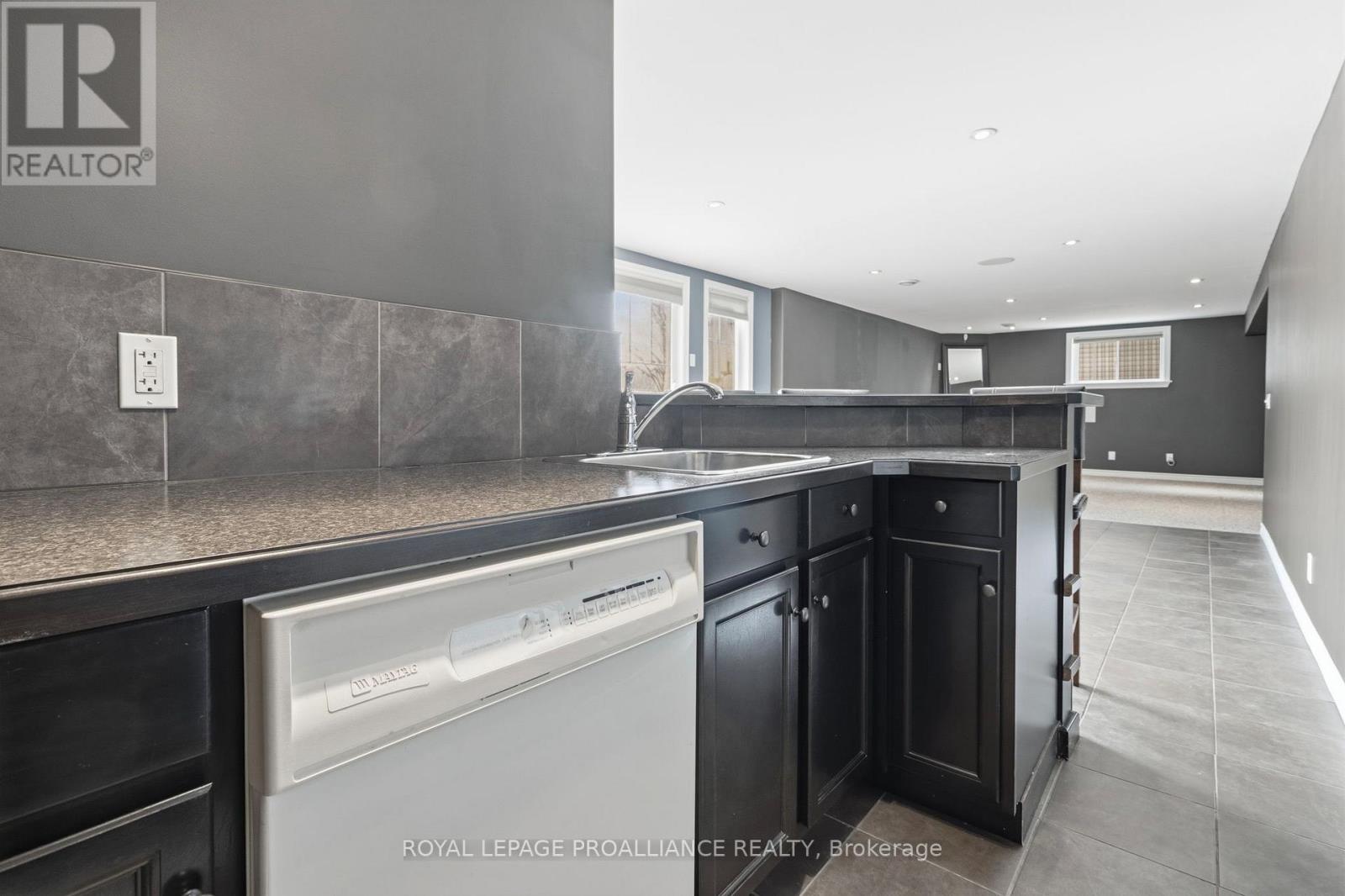 403 BROCK STREET W - 37