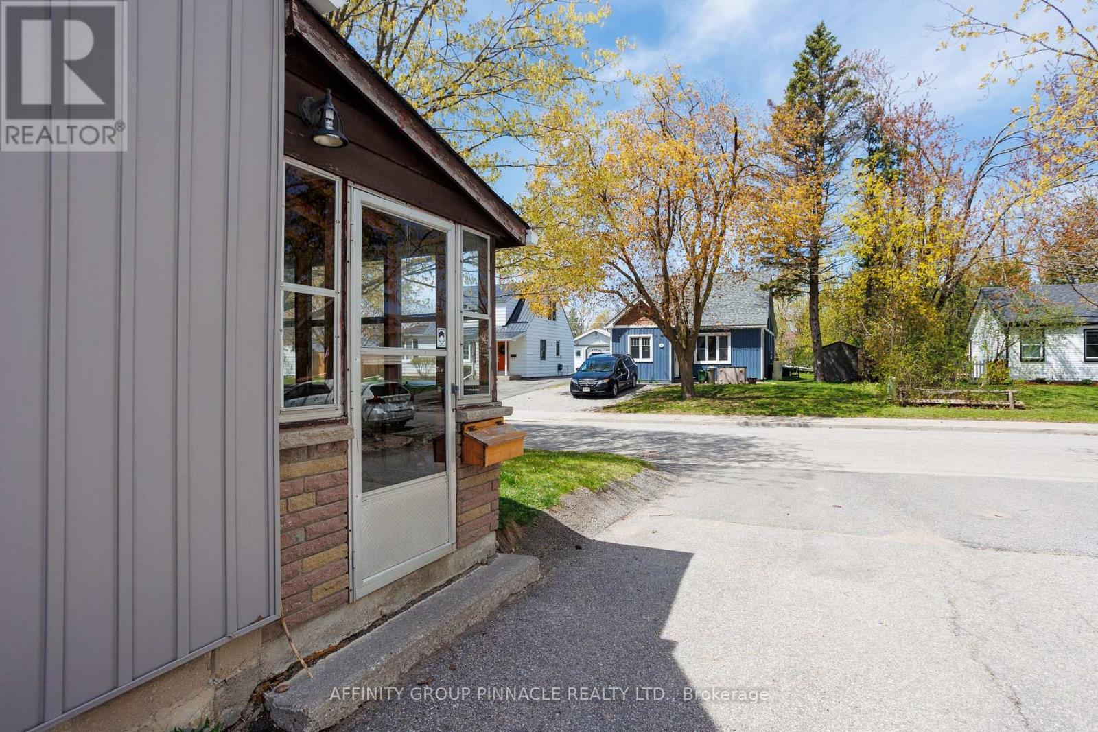 7 CHURCHILL CRESCENT - 32