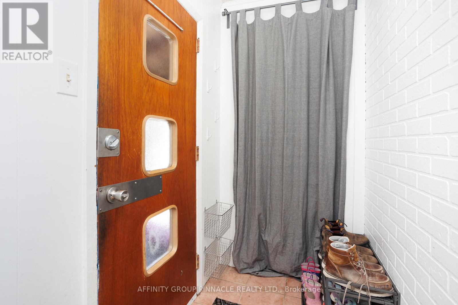 7 CHURCHILL CRESCENT - 5