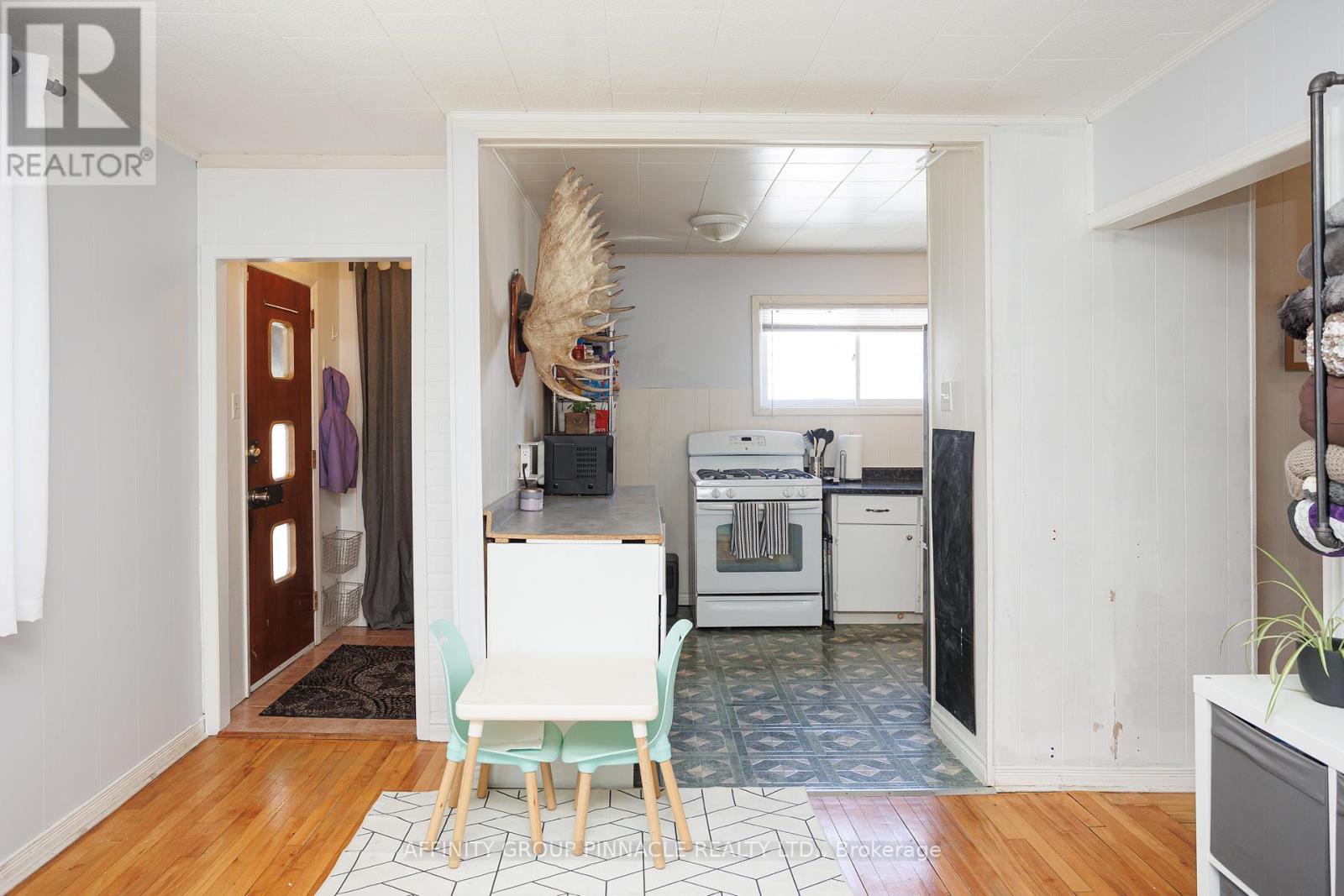 7 CHURCHILL CRESCENT - 9