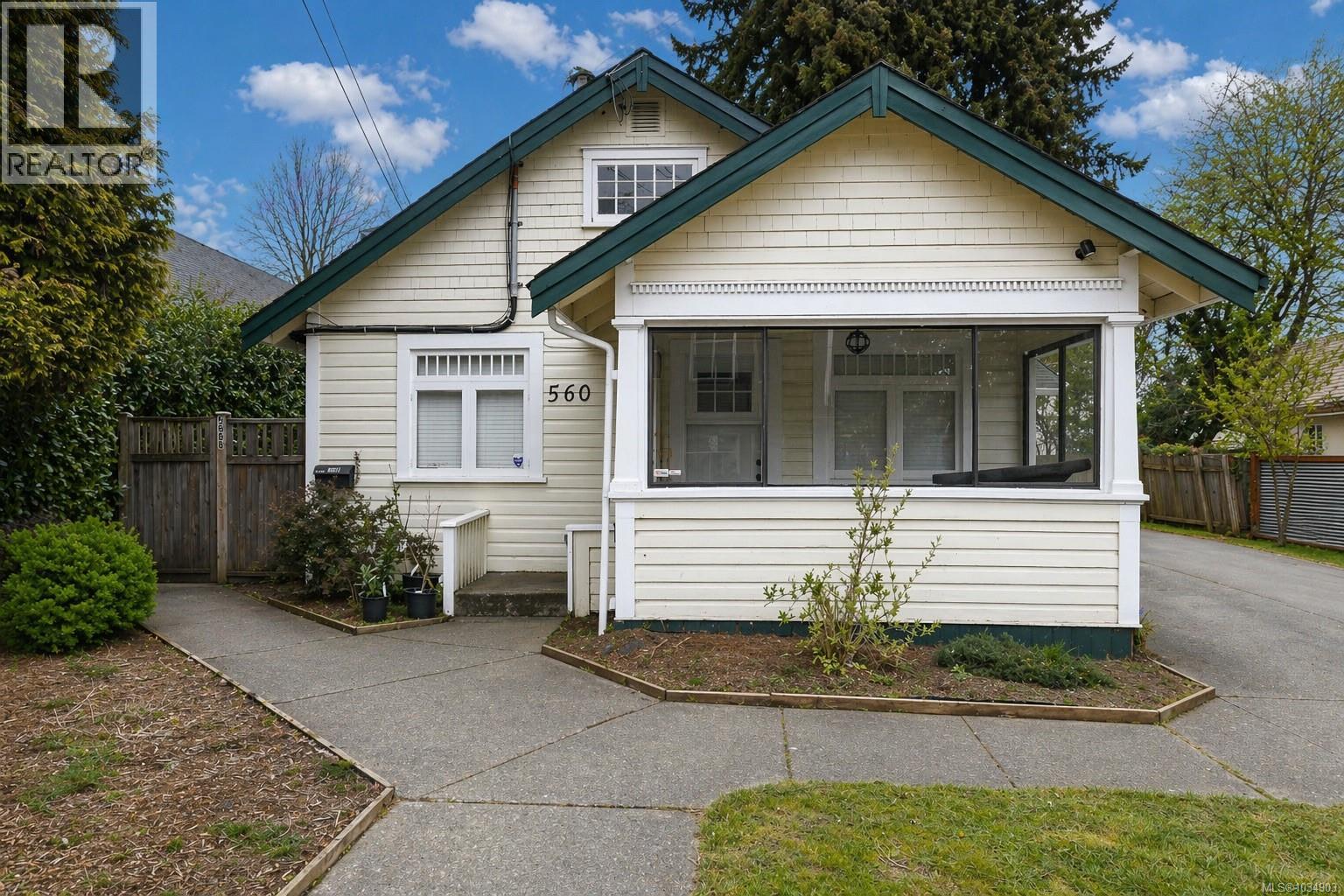 560 4th St - 2