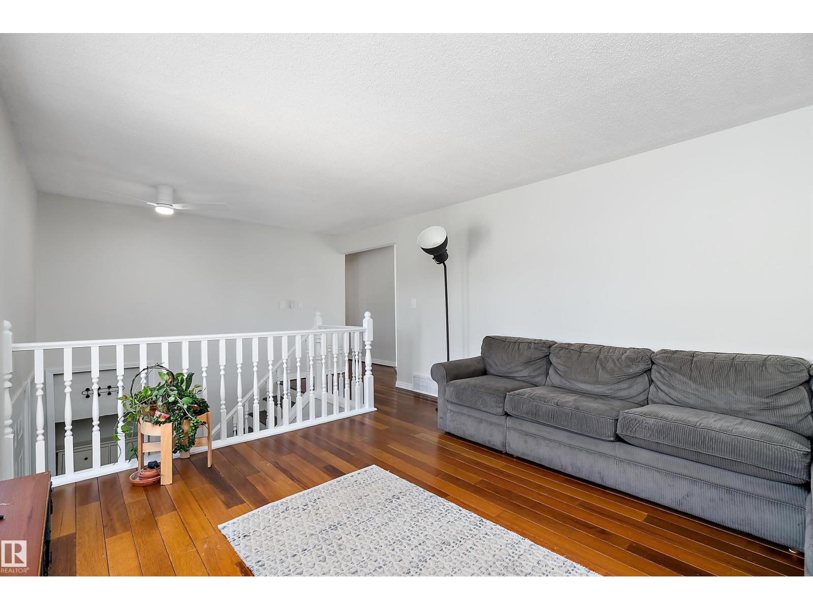 5421 46 ST - 10
