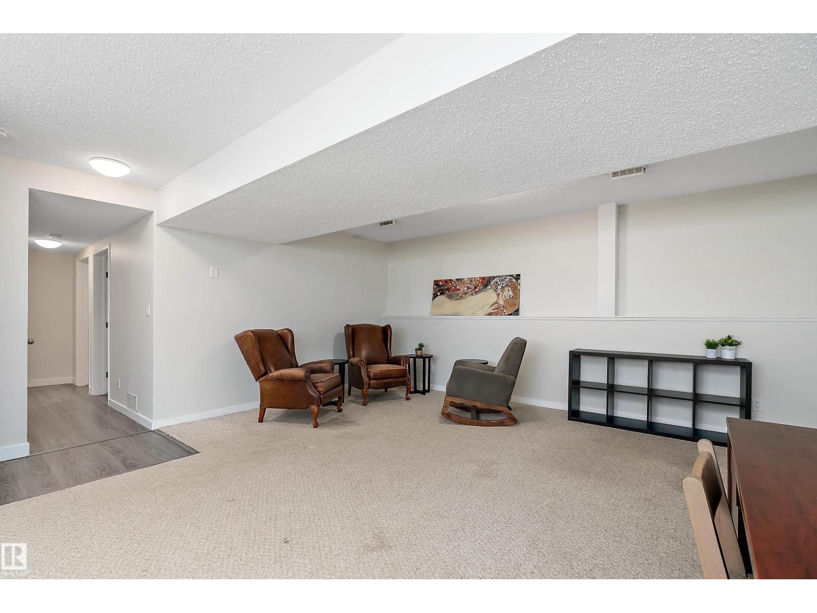 5421 46 ST - 32