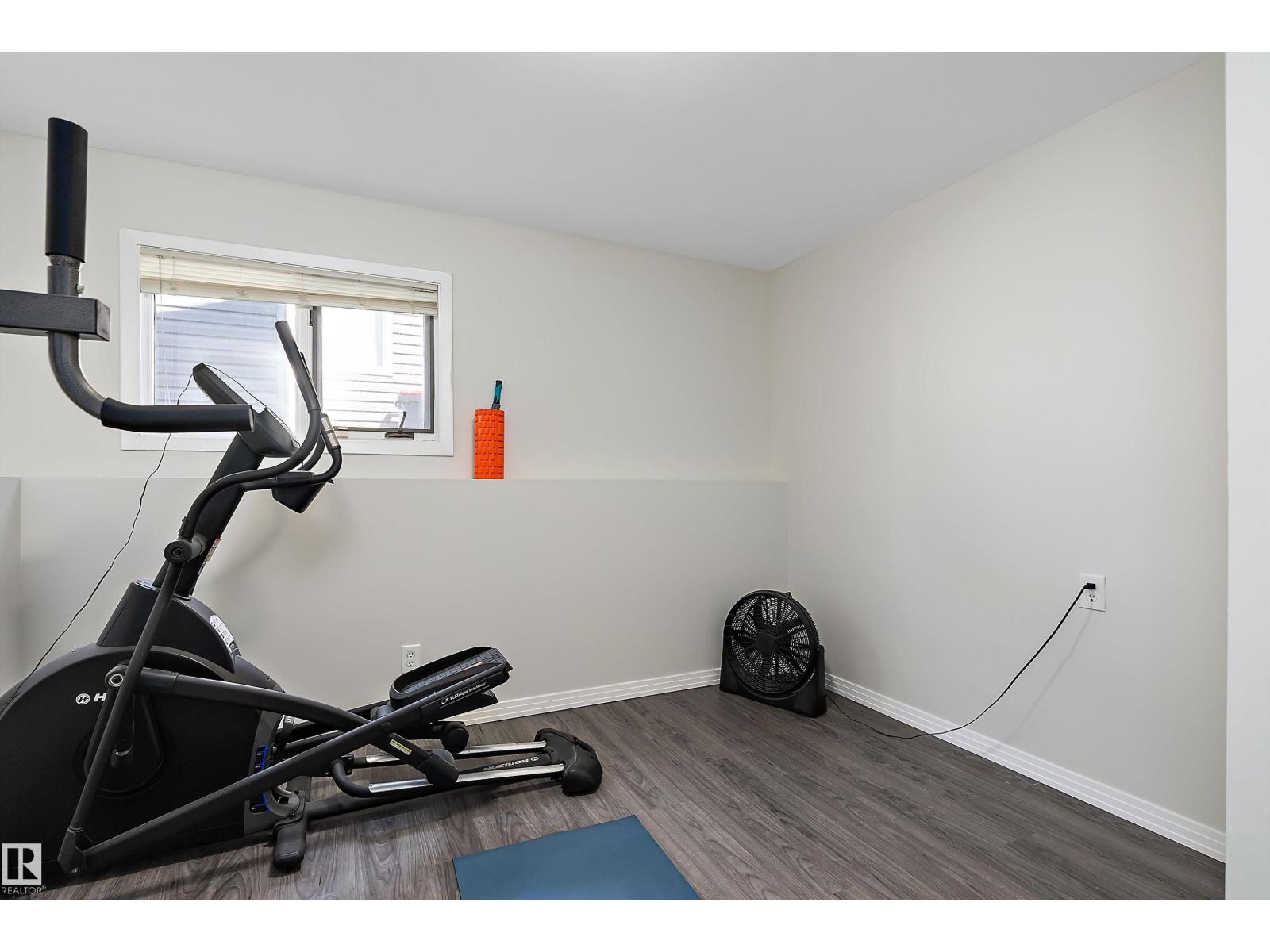 5421 46 ST - 35