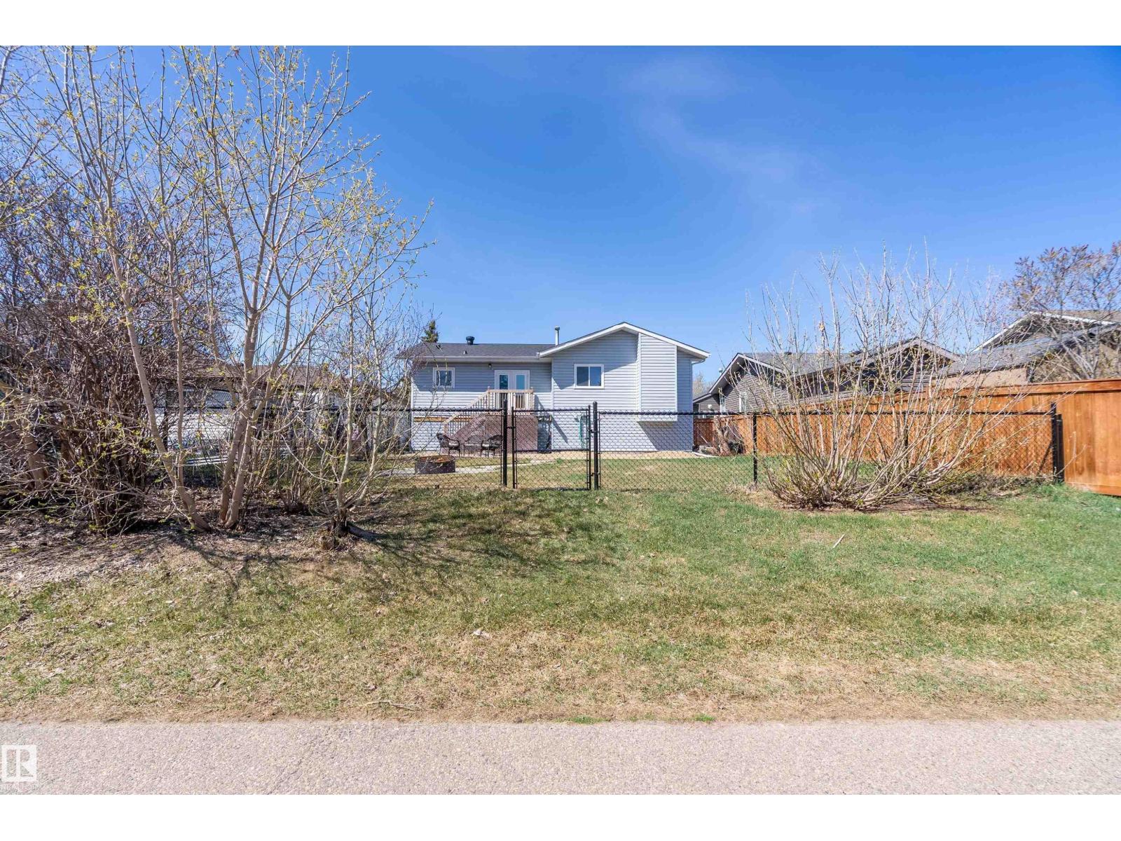 5421 46 ST - 44