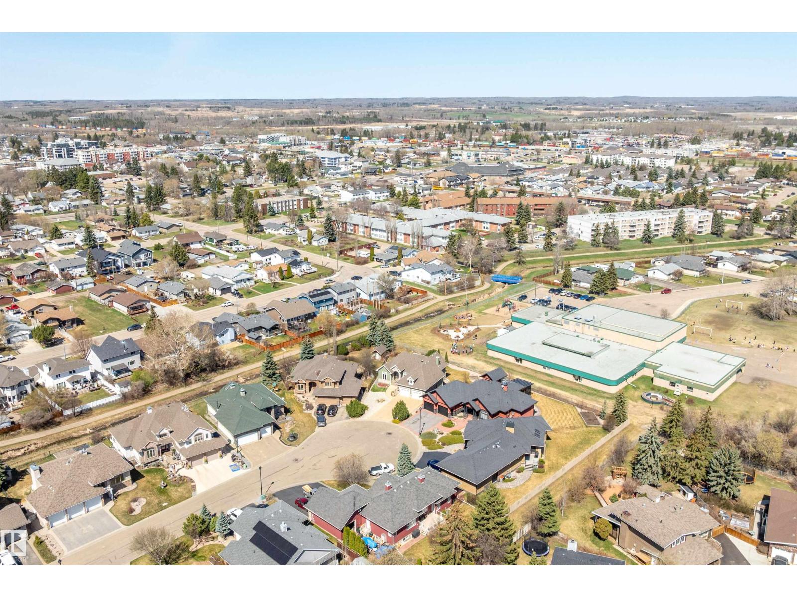 5421 46 ST - 52