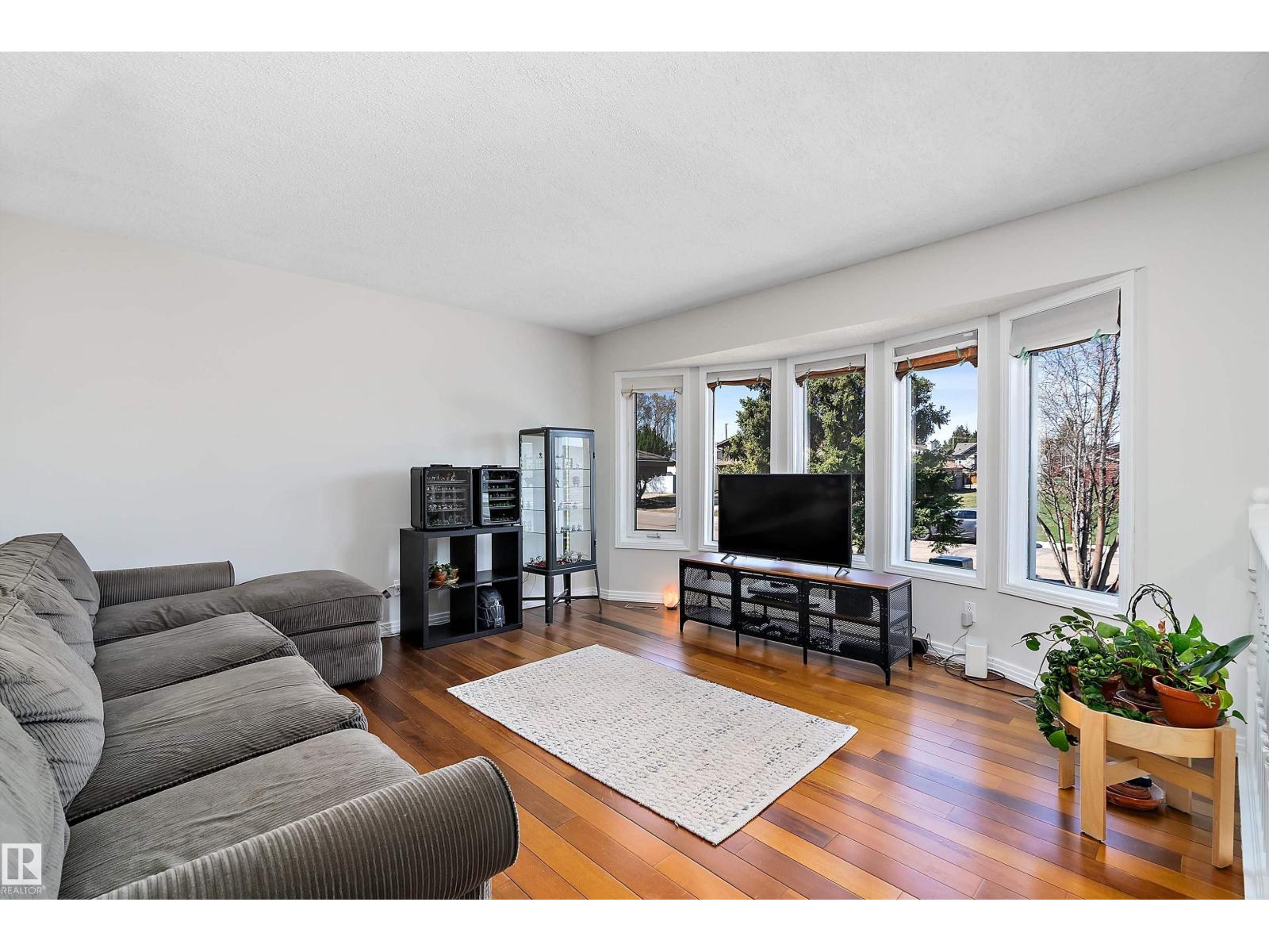 5421 46 ST - 8