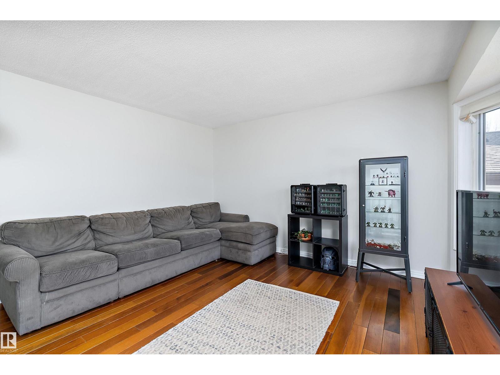 5421 46 ST - 9