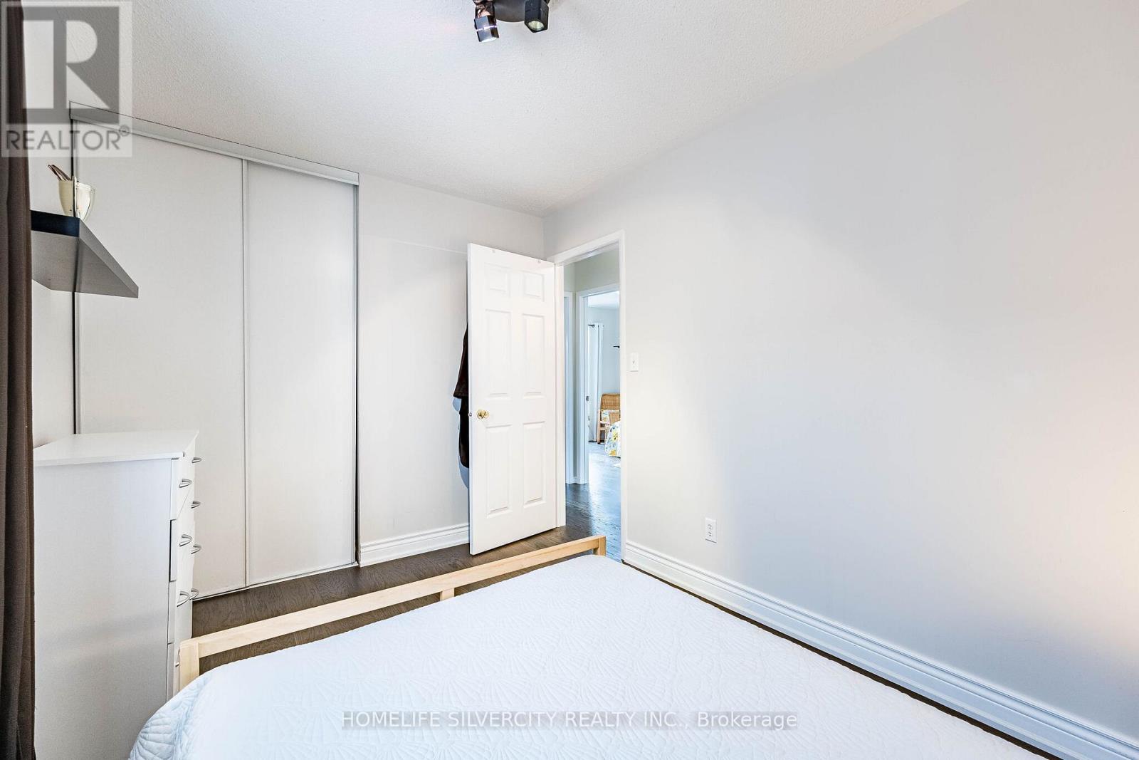 32 CONTINENTAL ROAD - 32