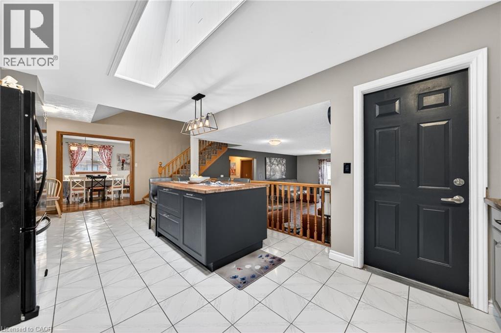 86 CHIMNEY HILL Drive, Cambridge, Ontario, N1T1H3 — Photo 4