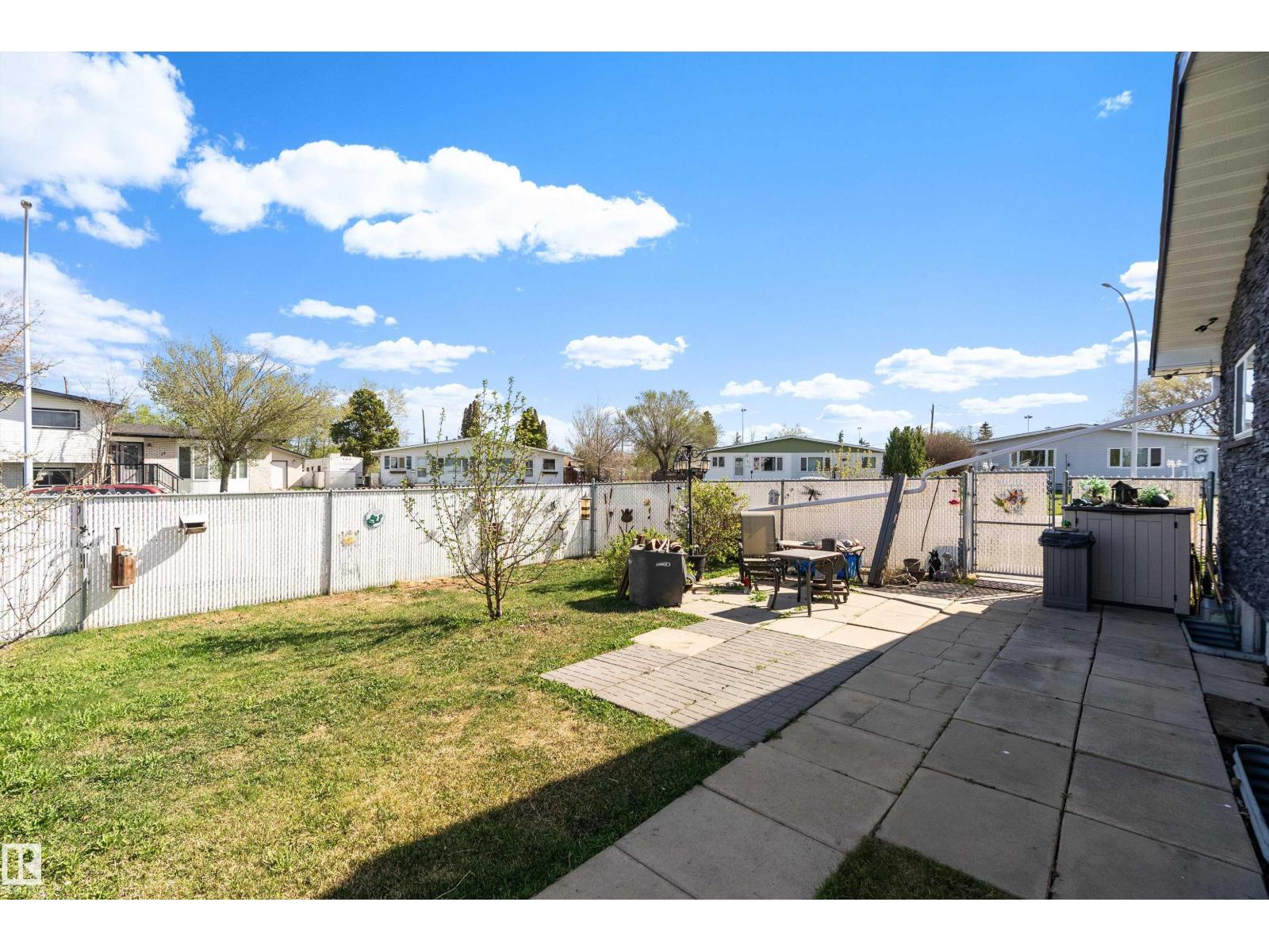 17 Camelot AV — photo 30
