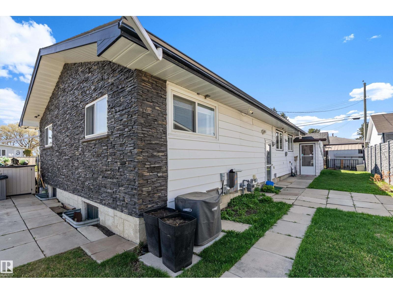 17 Camelot AV — photo 25