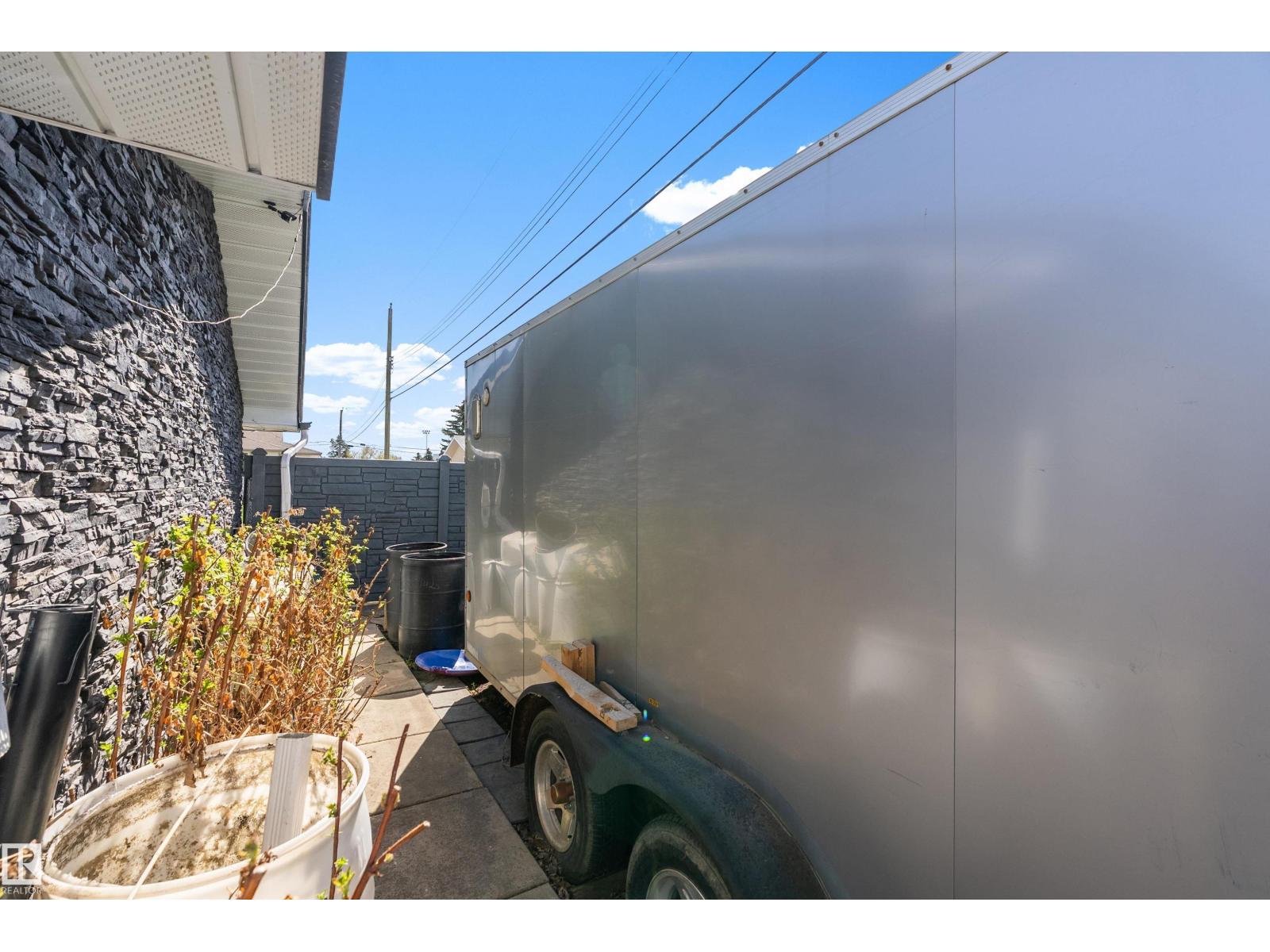 17 Camelot AV — photo 28