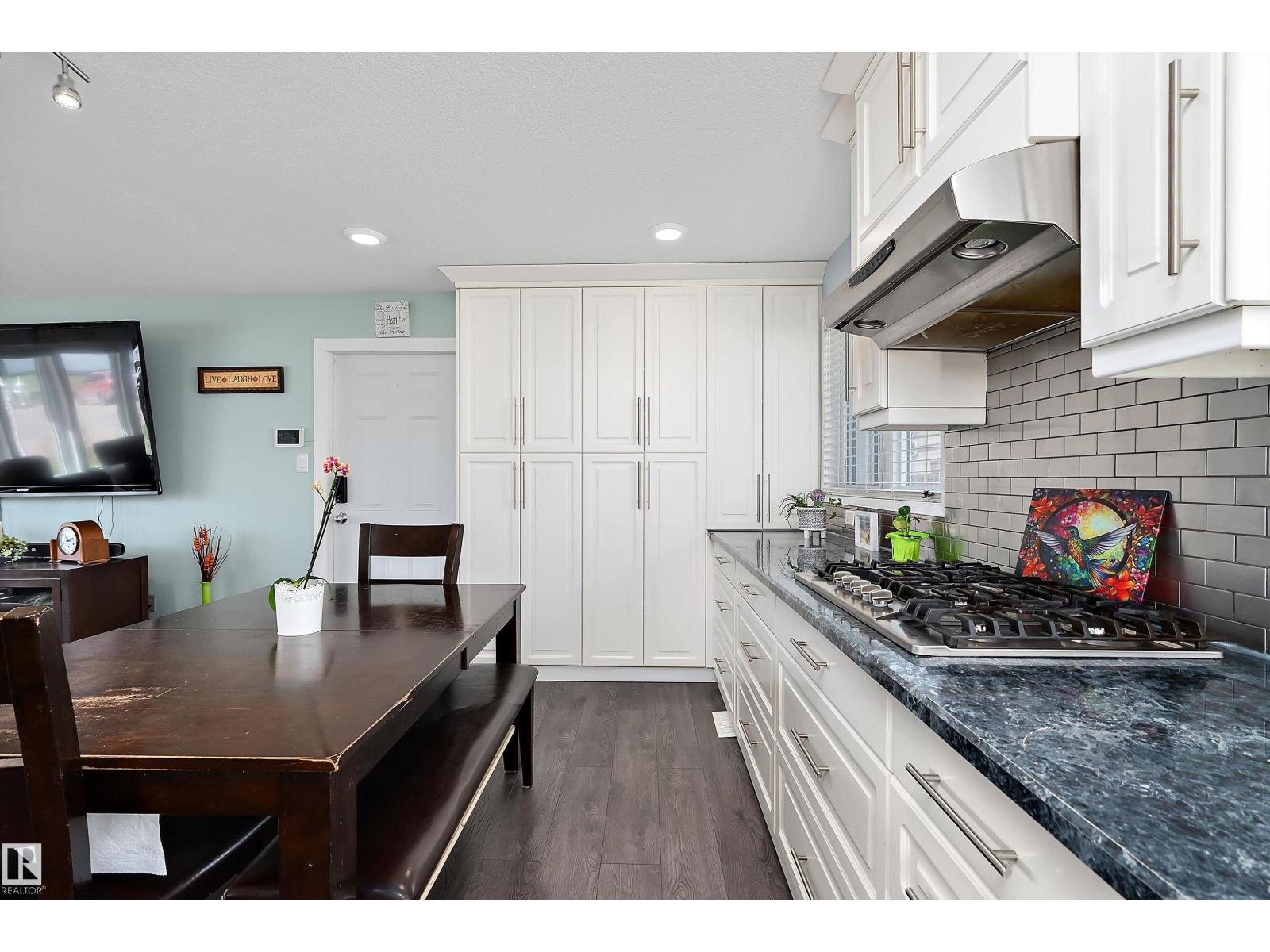17 Camelot AV — photo 8