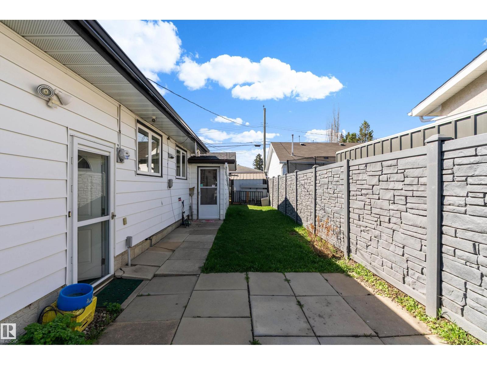 17 Camelot AV — photo 26