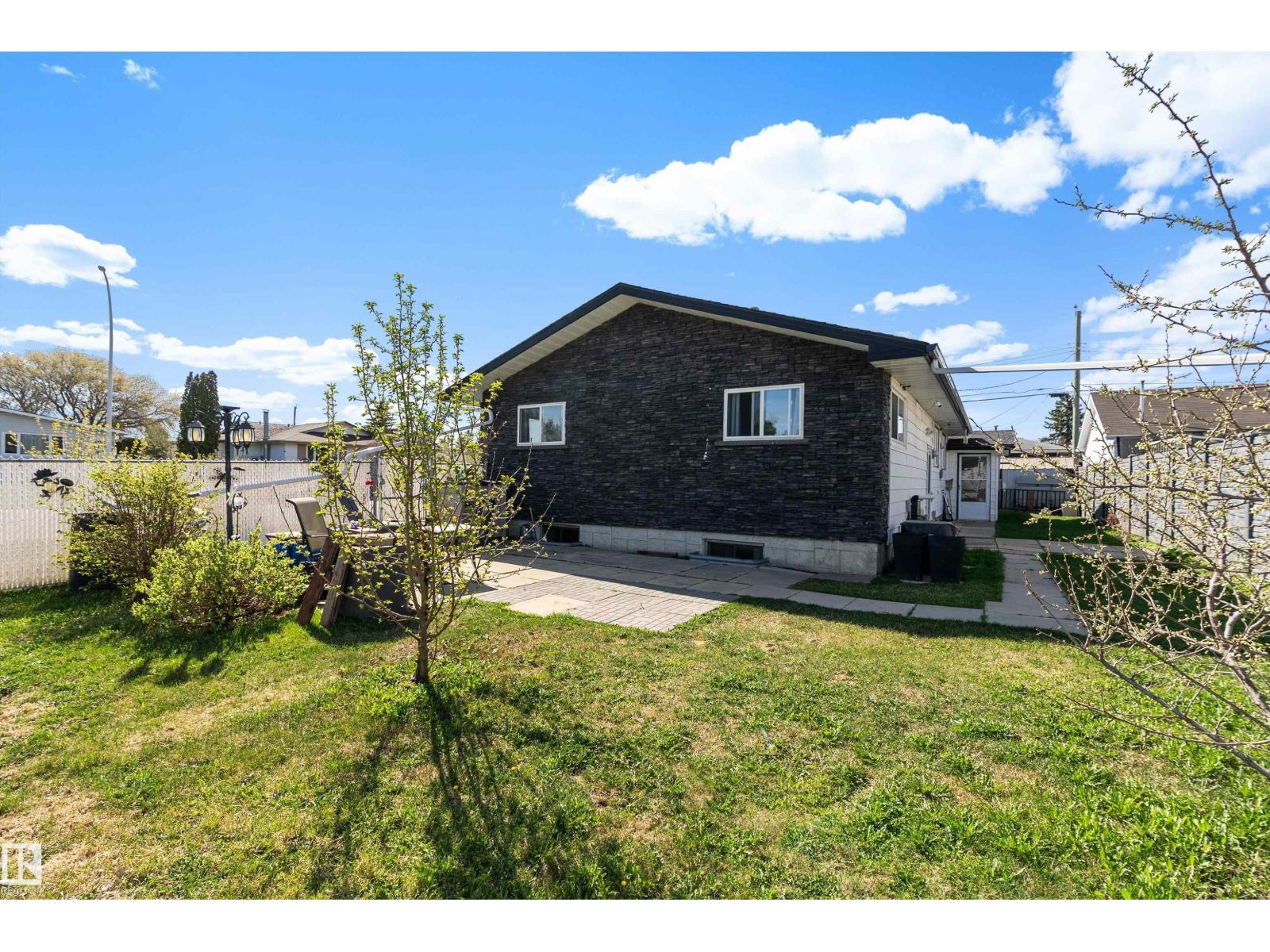 17 Camelot AV — photo 31