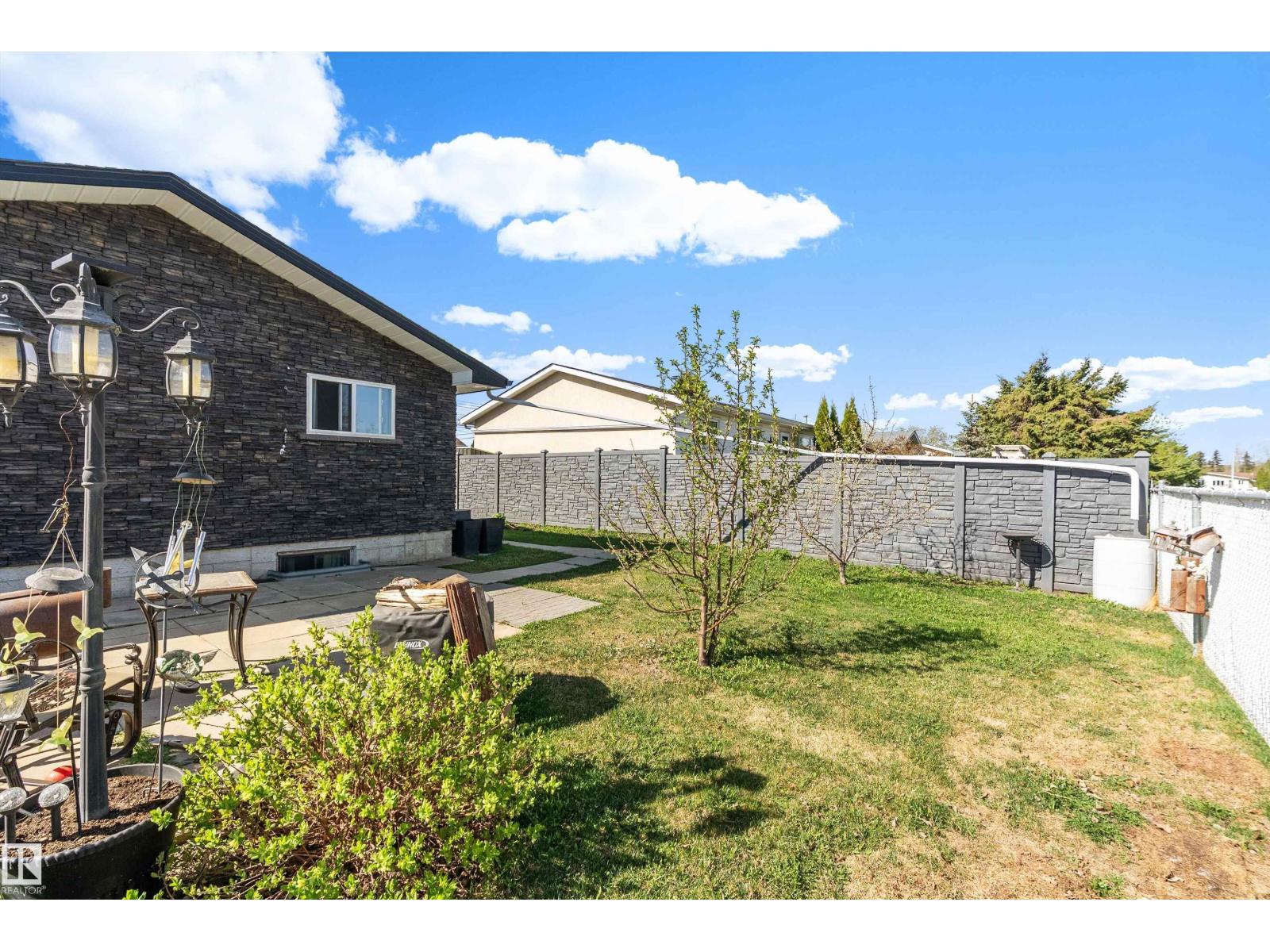 17 Camelot AV — photo 32