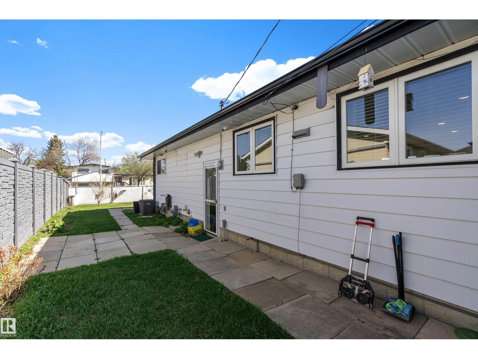 17 Camelot AV — photo 27