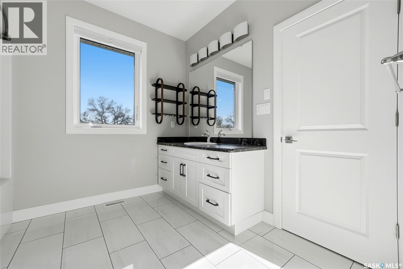 2100 Queen STREET - 27