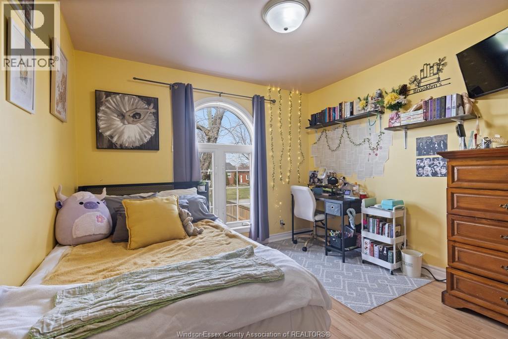 230 ERIE STREET South - 23