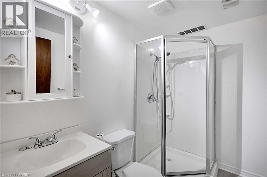 16 SANDLEWOOD Avenue, Brantford, Ontario, N3V1C6 — Photo 4