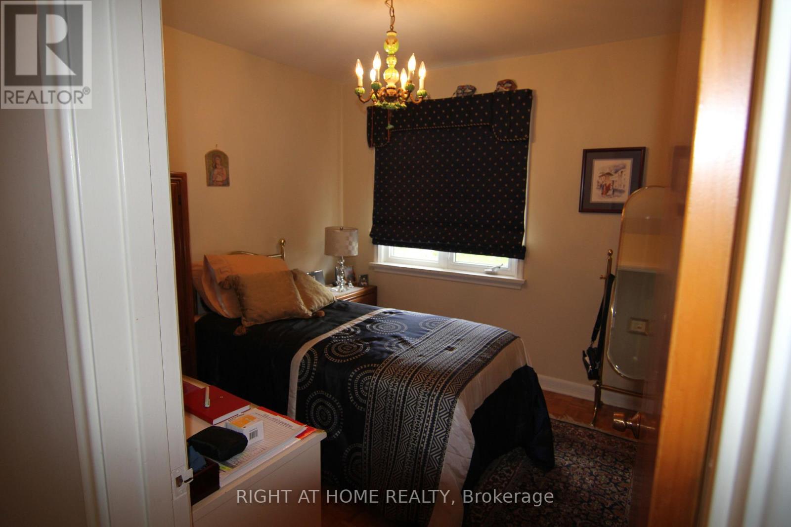 2 MANRESA LANE - 22