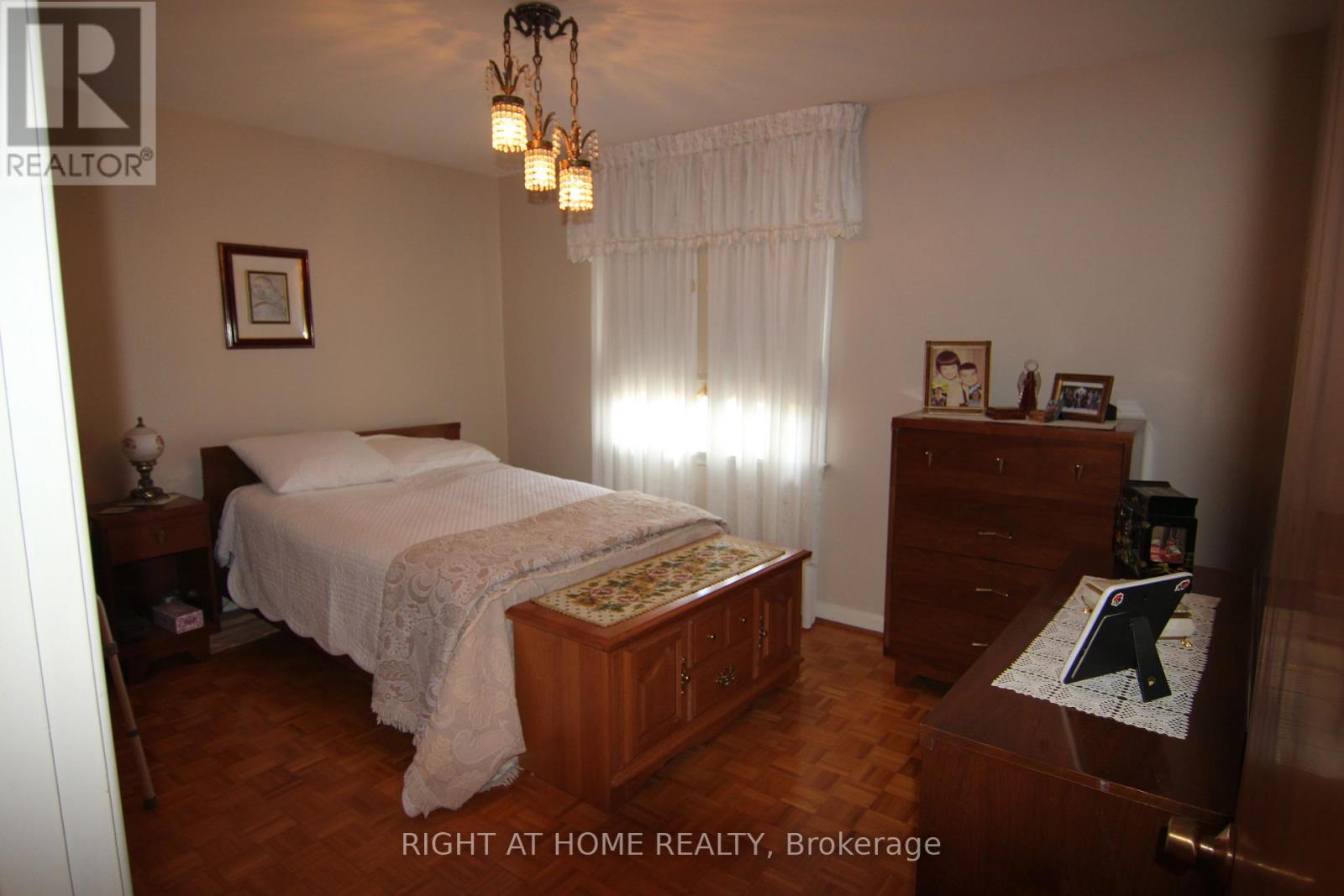 2 MANRESA LANE - 24