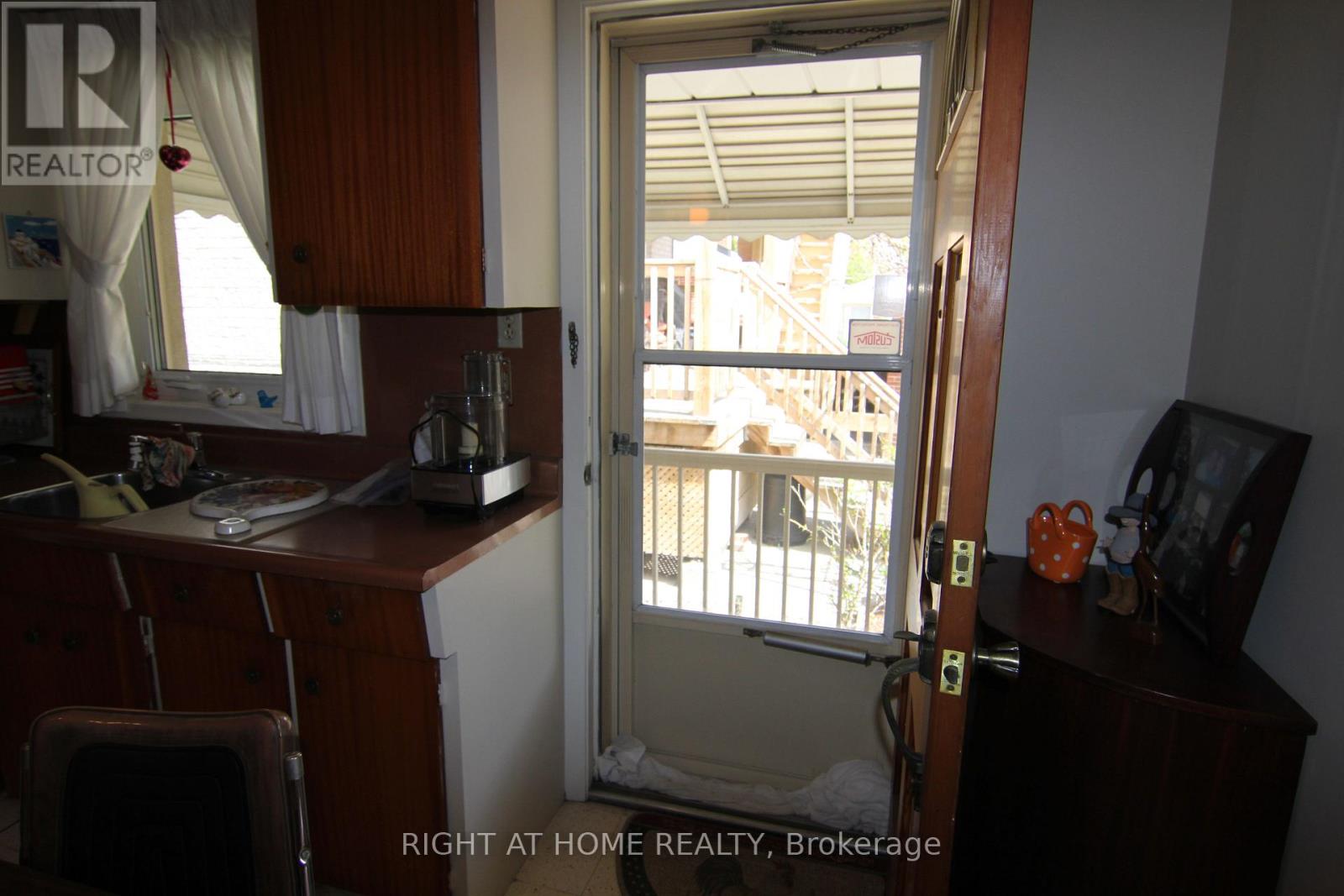 2 MANRESA LANE - 27