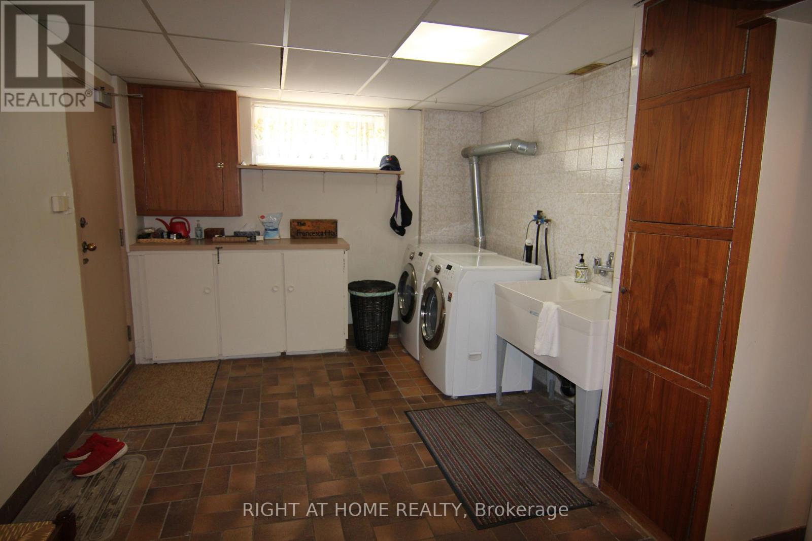 2 MANRESA LANE - 42