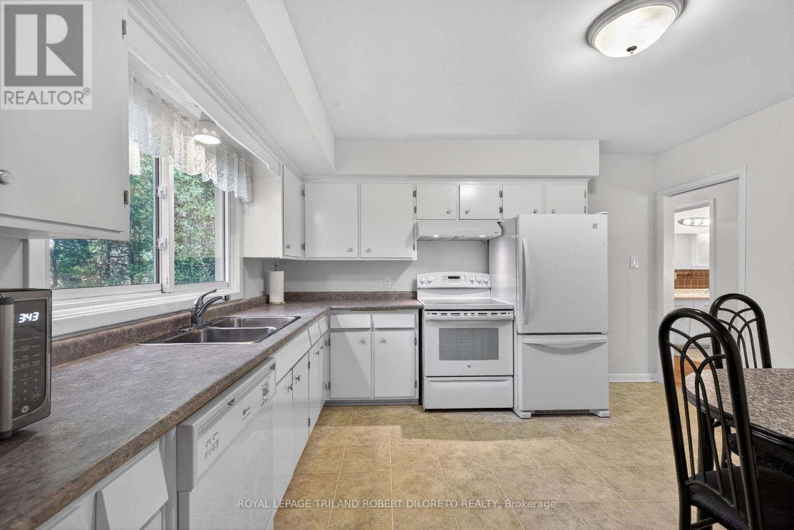25 REGENCY ROAD - 11