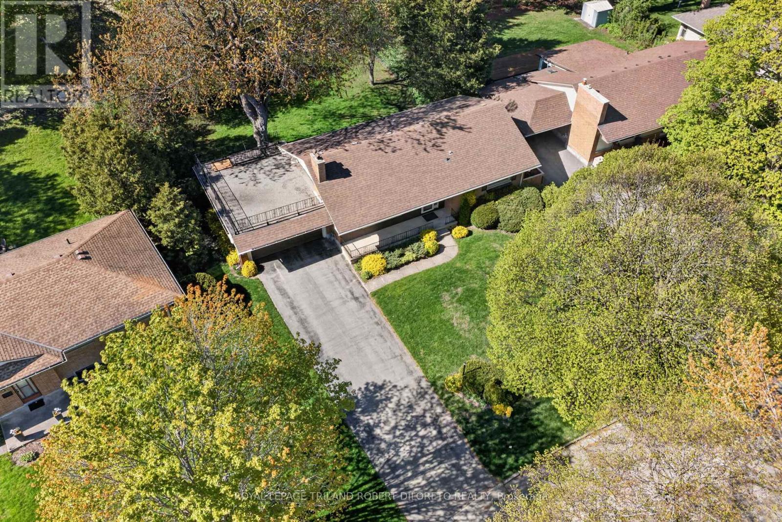 25 REGENCY ROAD - 31