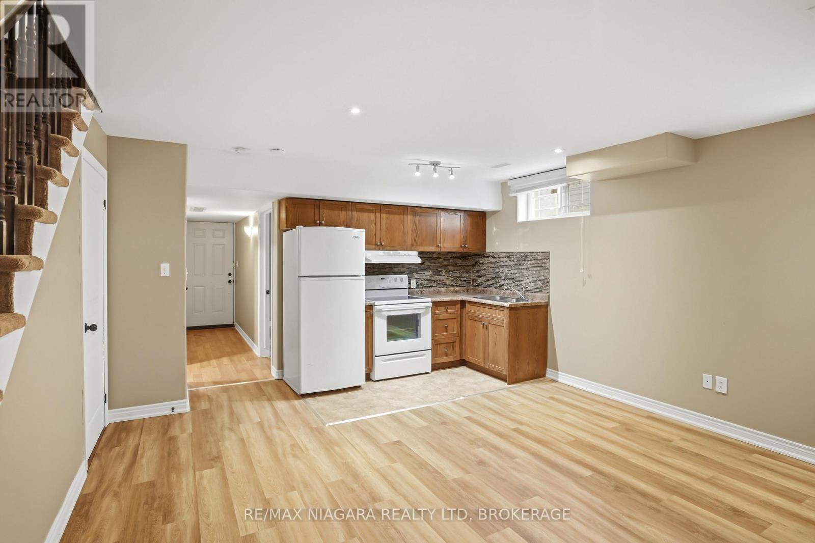 #106 6045 DUNN STREET - 23