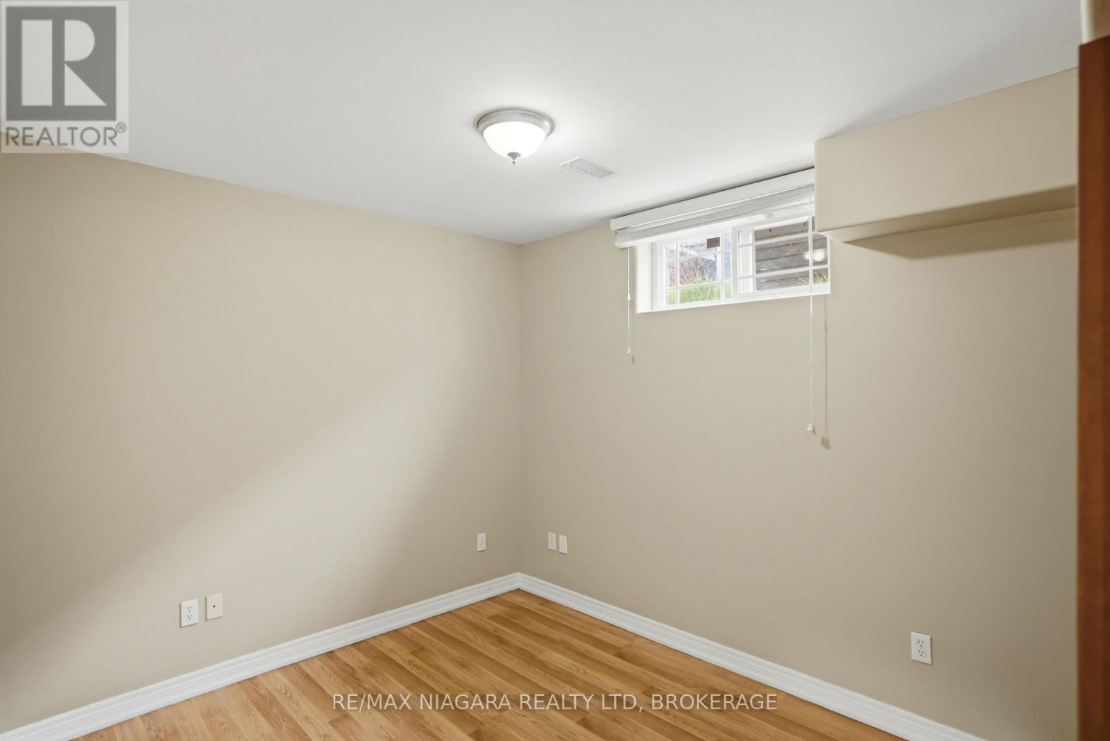 #106 6045 DUNN STREET - 27