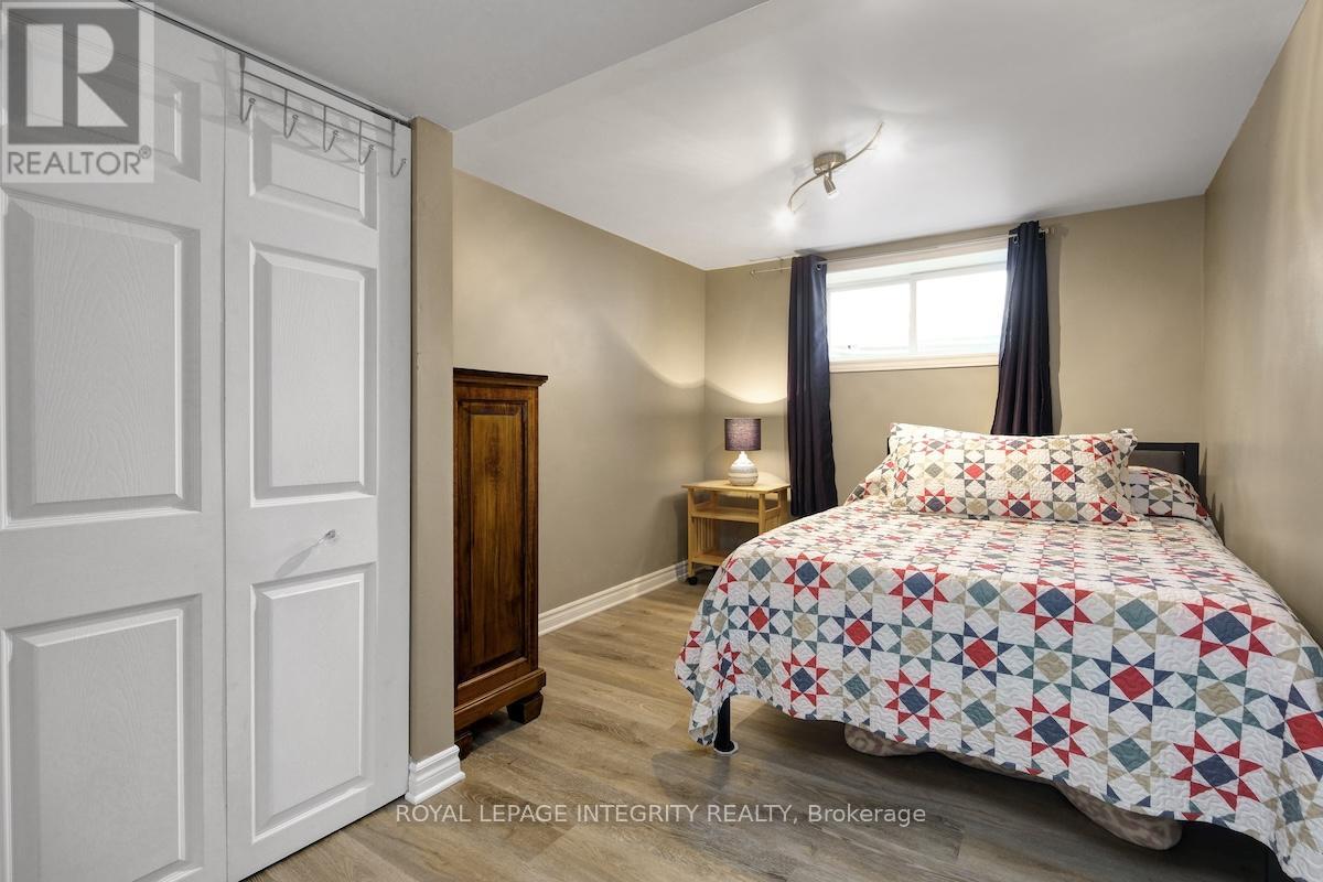 1575 DES GRIVES CRESCENT - 40