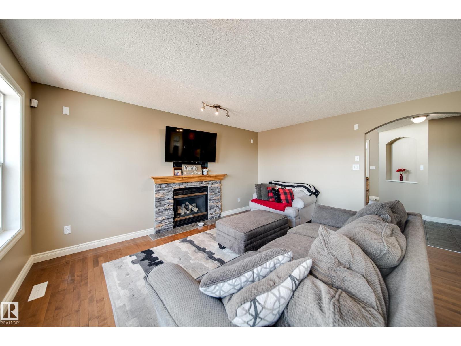 12627 16 AV SW, Edmonton