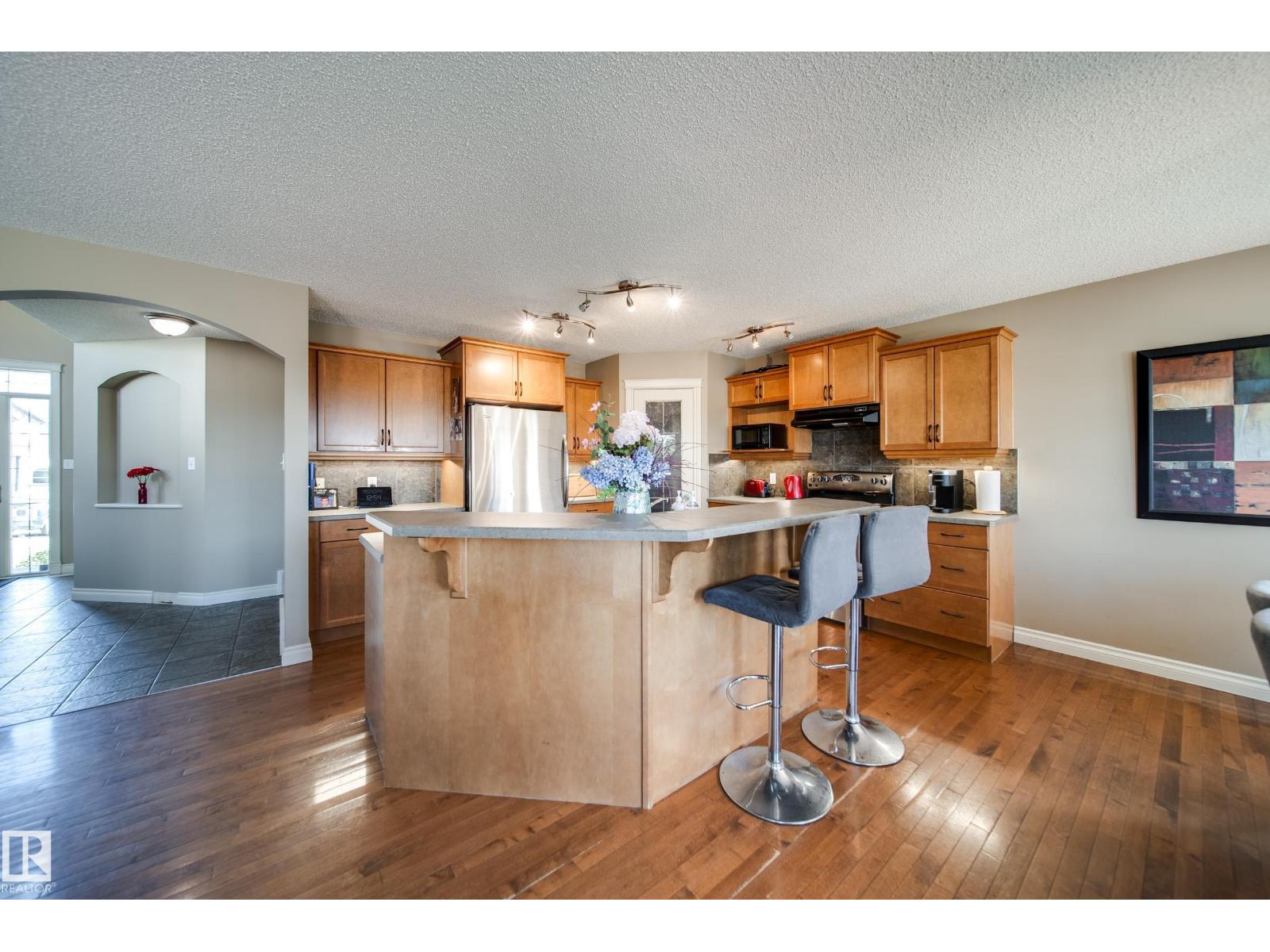 12627 16 AV SW, Edmonton