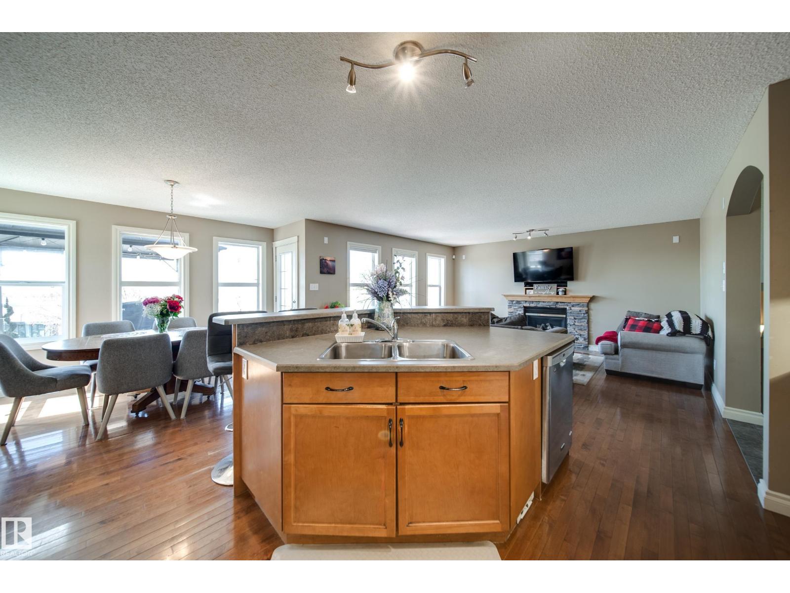 12627 16 AV SW, Edmonton