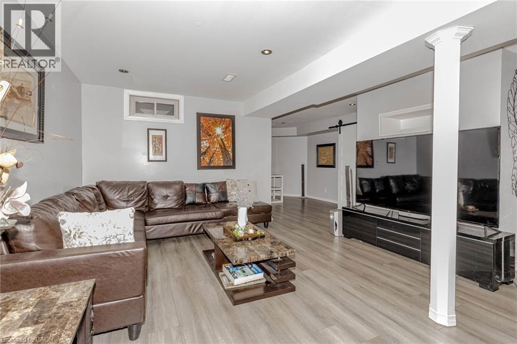 32 VINEBERG Drive - 33