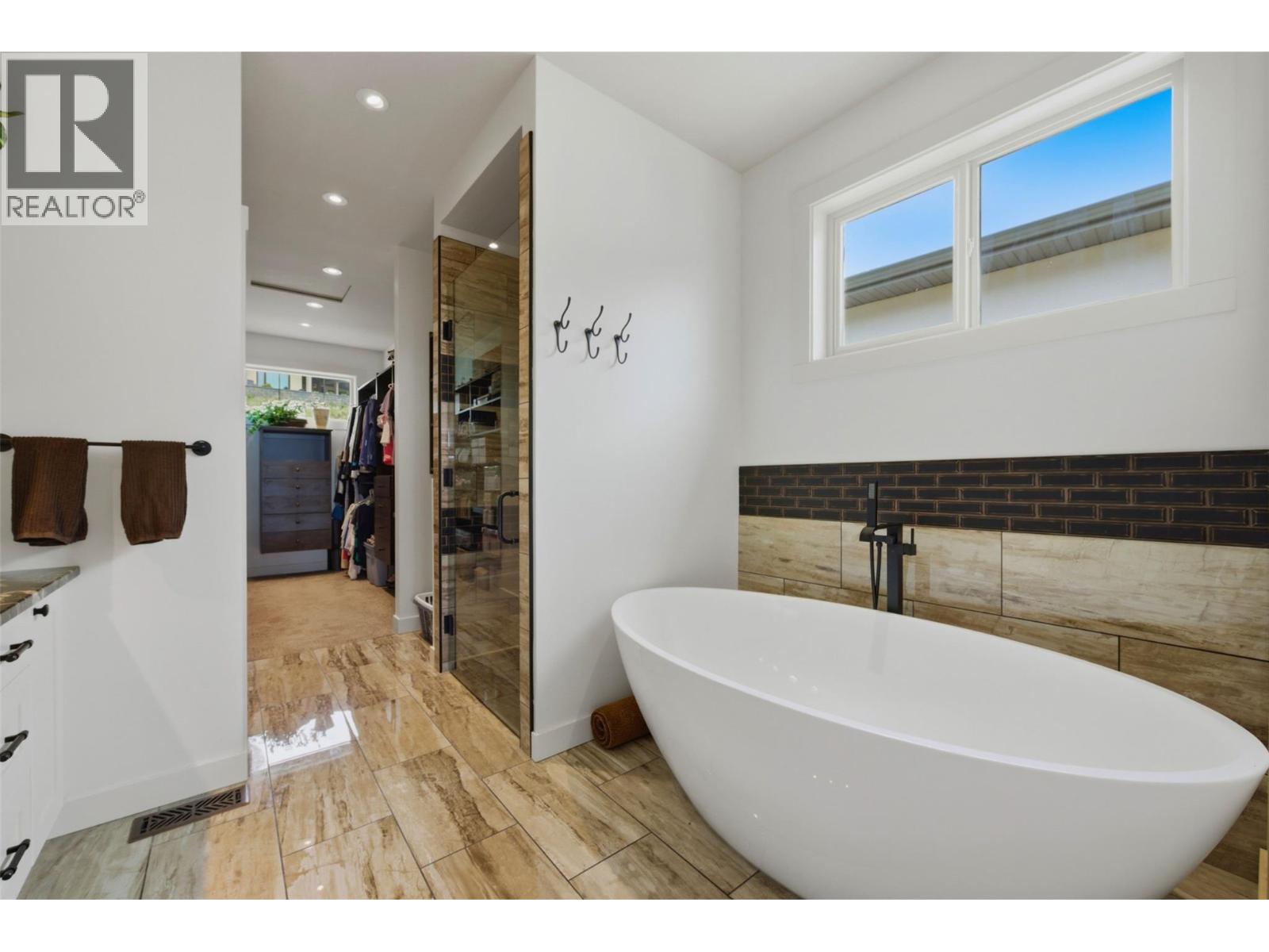 2200 Cortina Drive, Kelowna