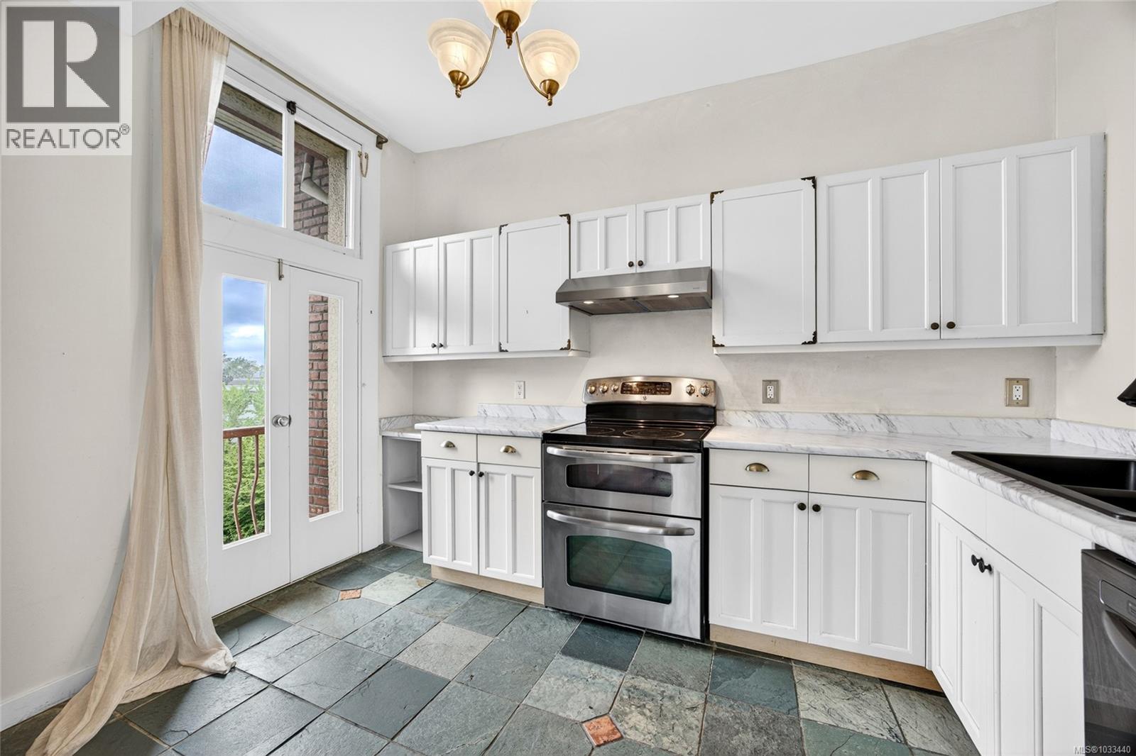 #306 120 Douglas St - 28