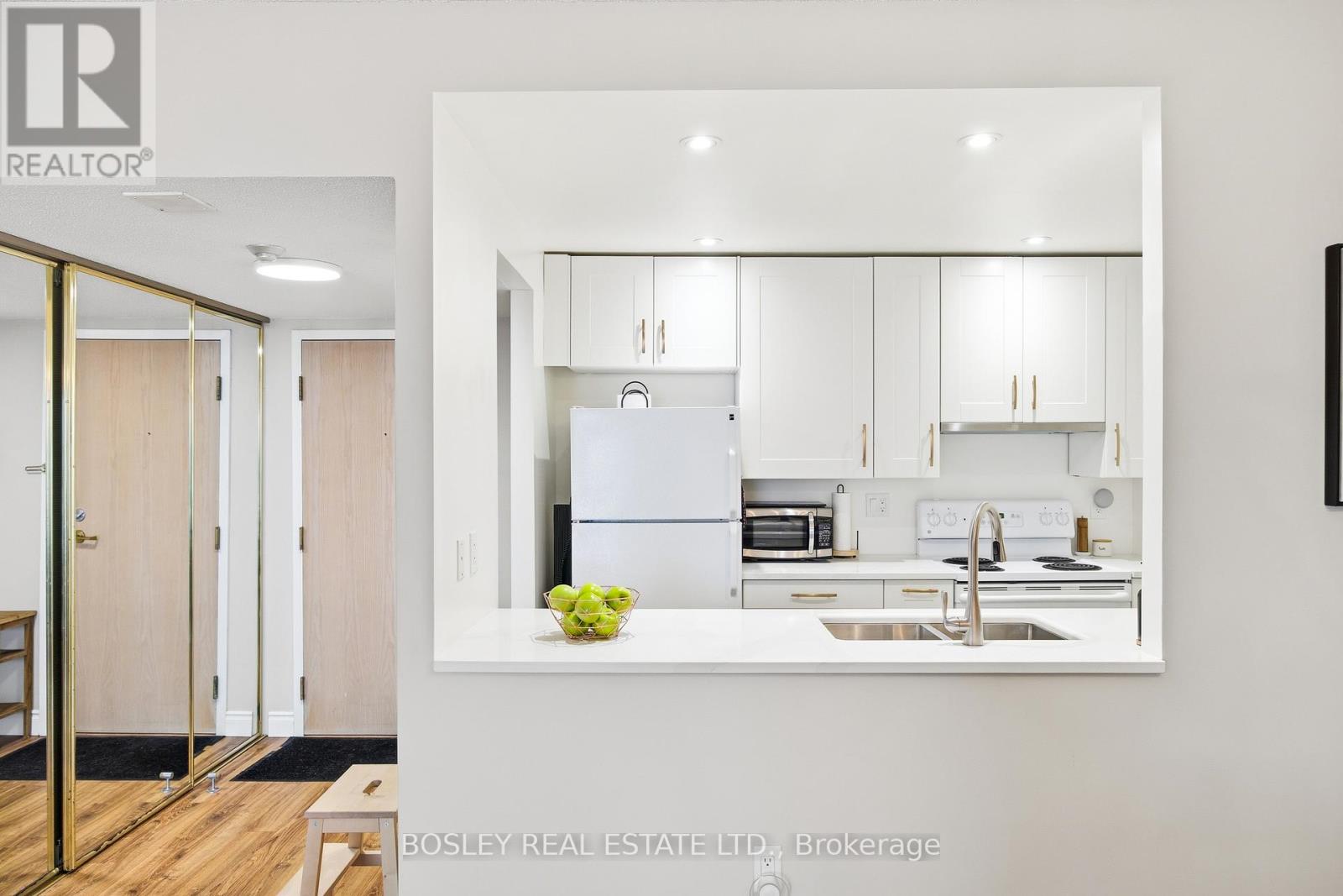 #611 5 CONCORDE PLACE - 13
