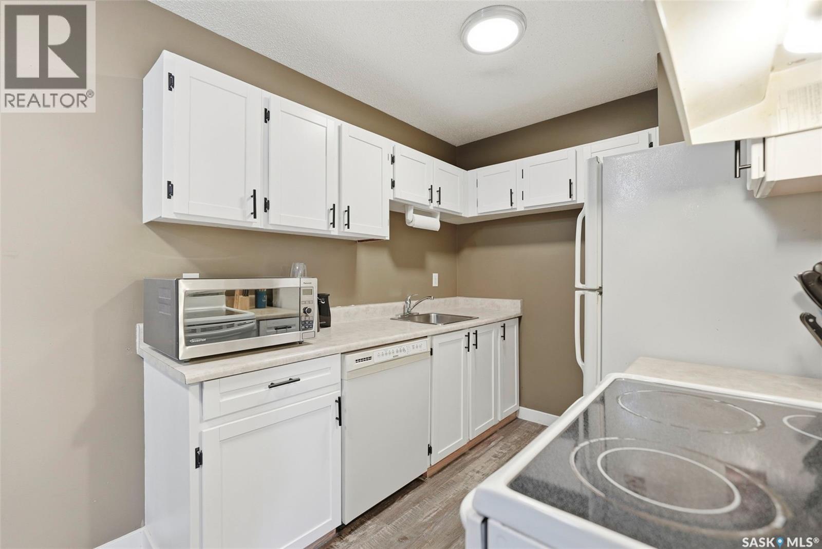 #105 315 Tait CRESCENT - 4