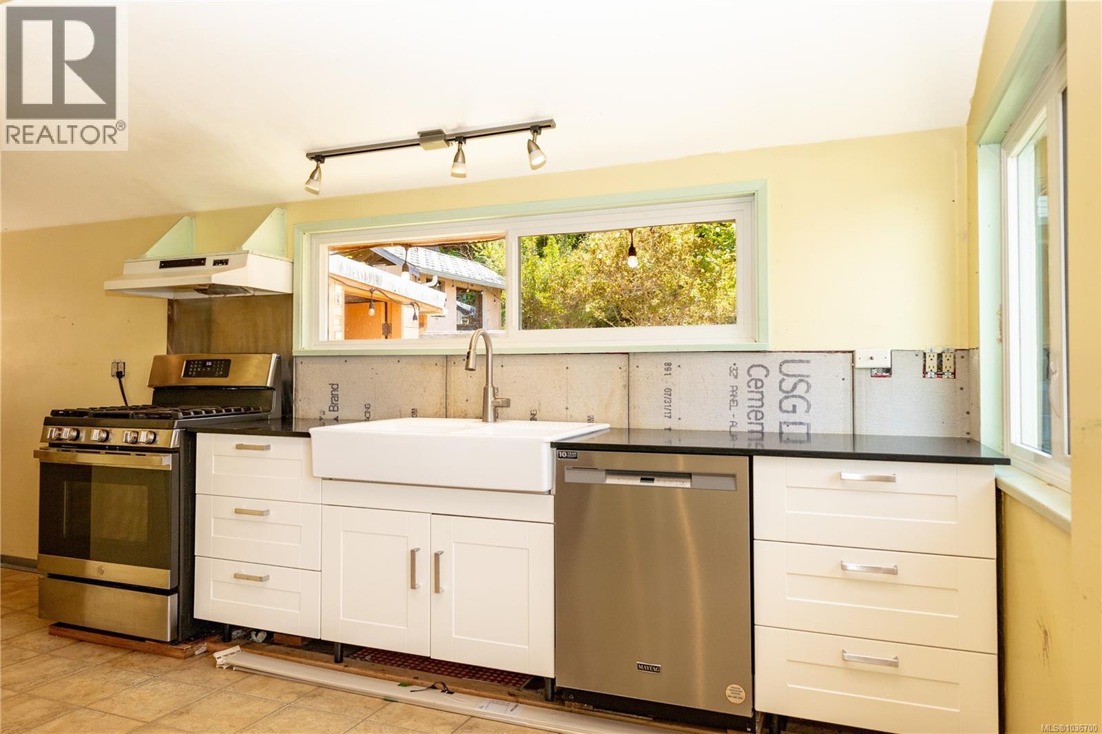 566 Thulin St - 10