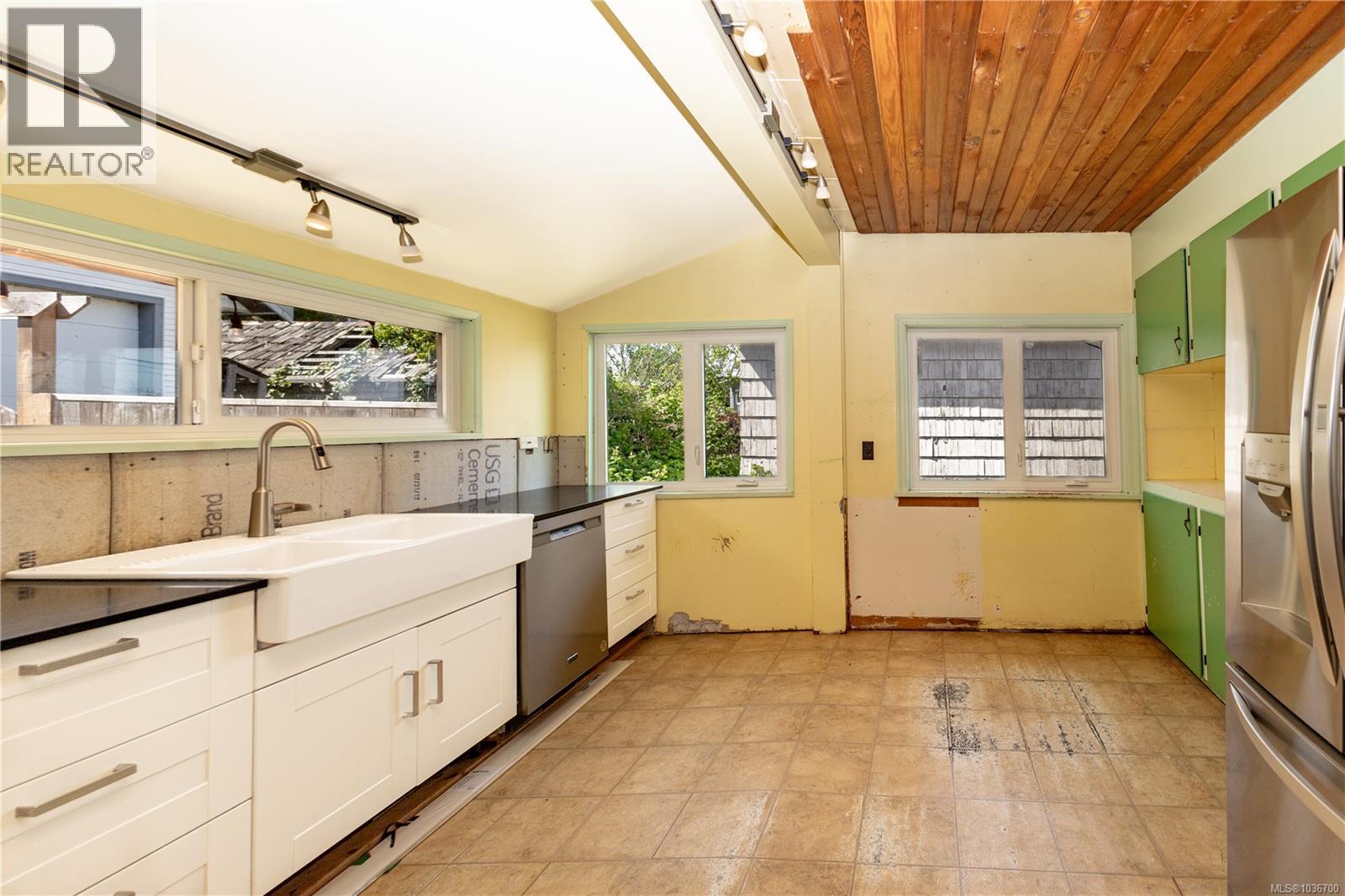 566 Thulin St - 11