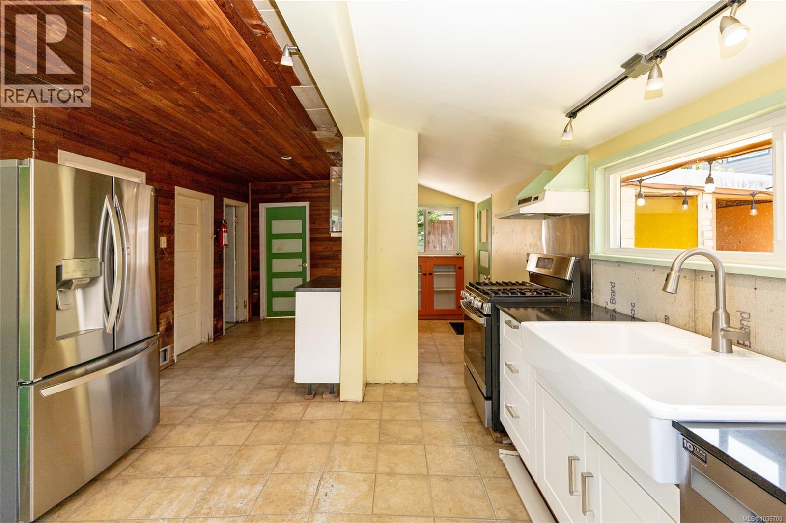 566 Thulin St - 13