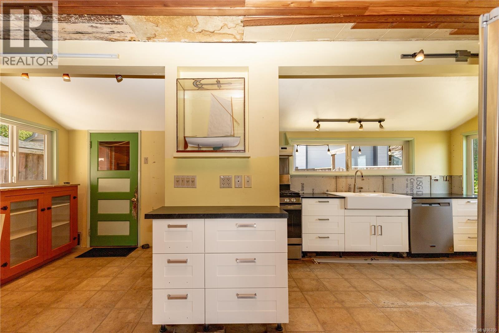 566 Thulin St - 14