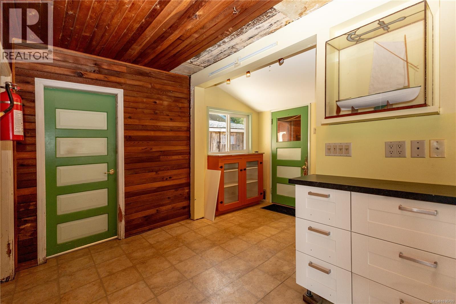 566 Thulin St - 15