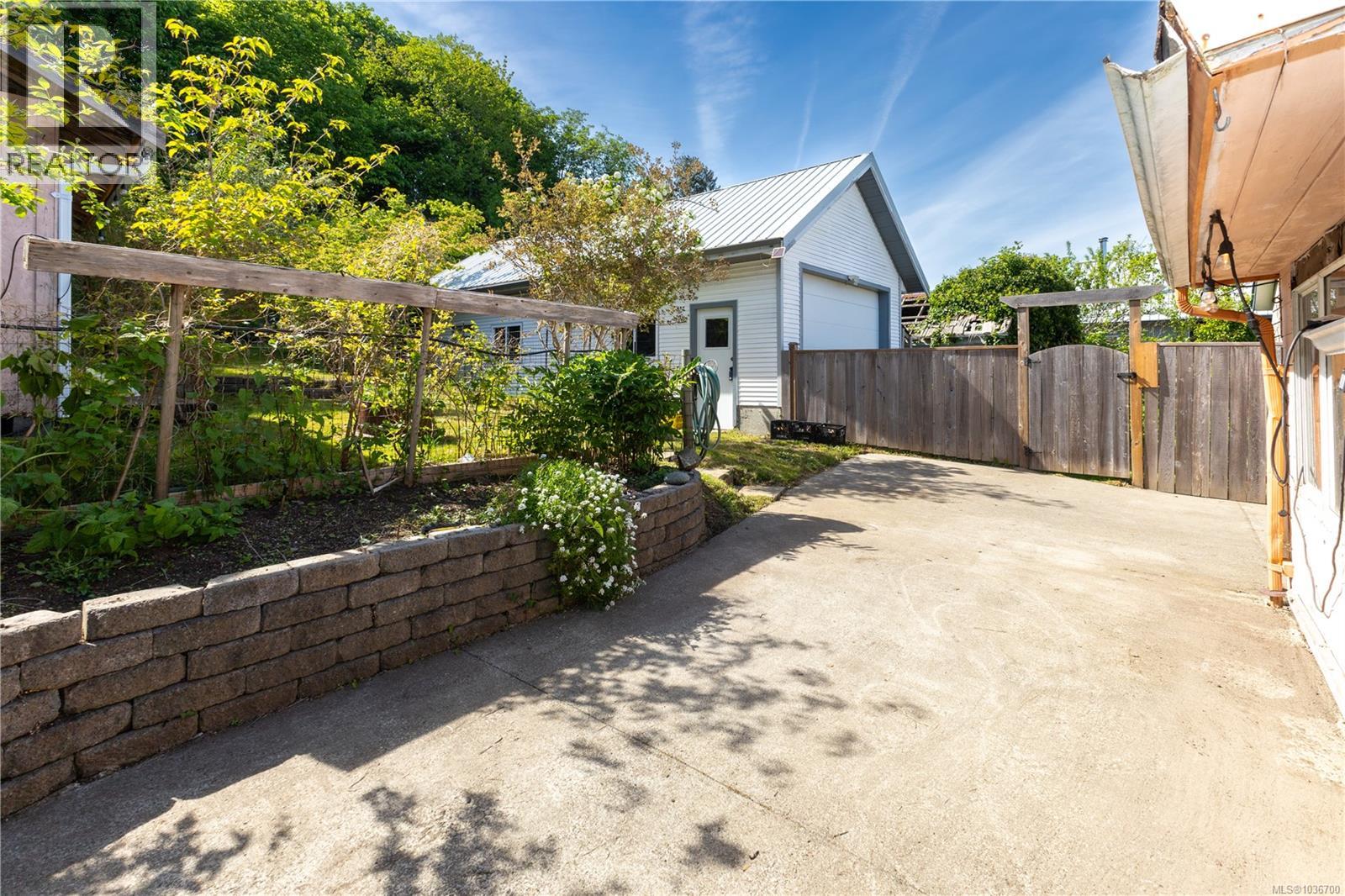566 Thulin St - 33