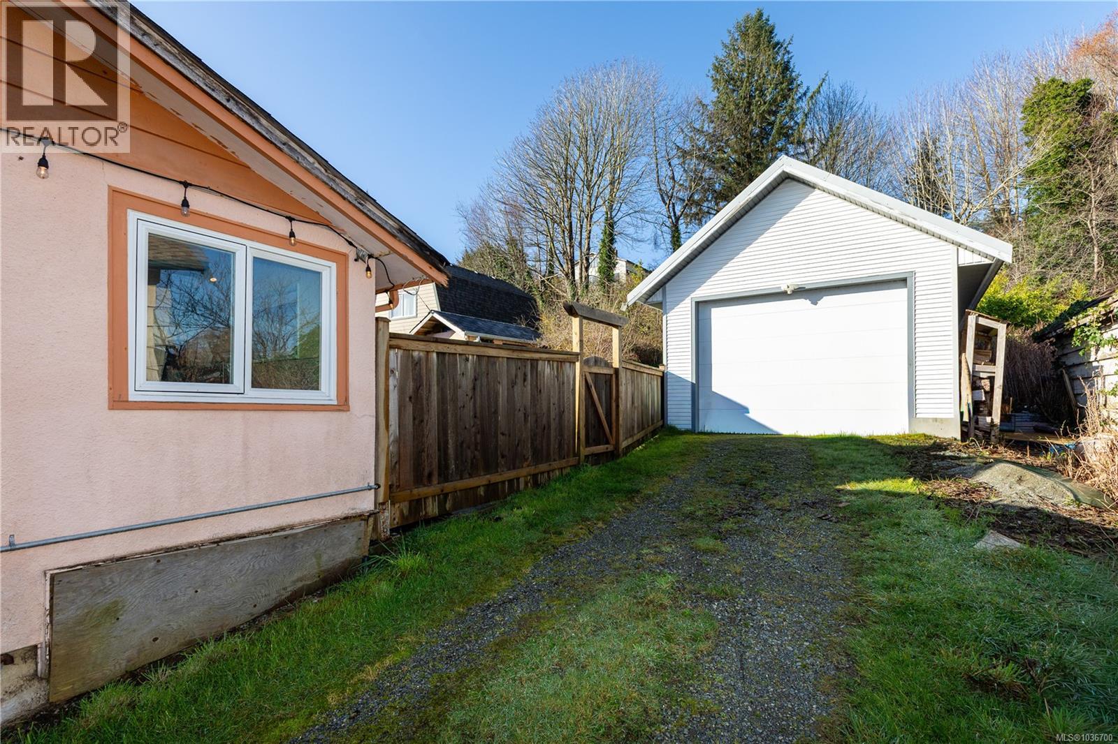 566 Thulin St - 5
